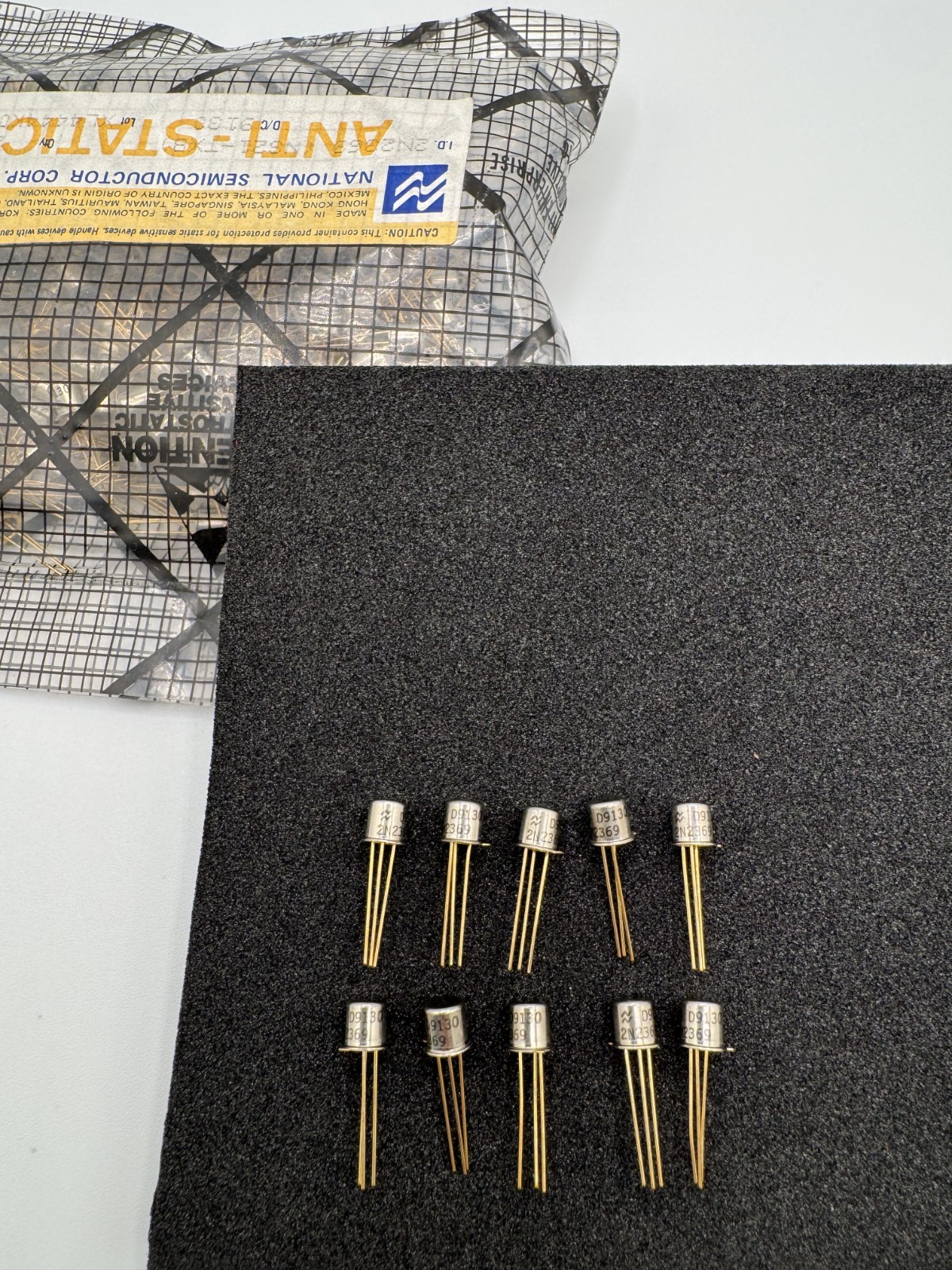 10 PCS 2N2369 National Semiconductor NPN Gold colored Transistor 40V 0.2A TO-18