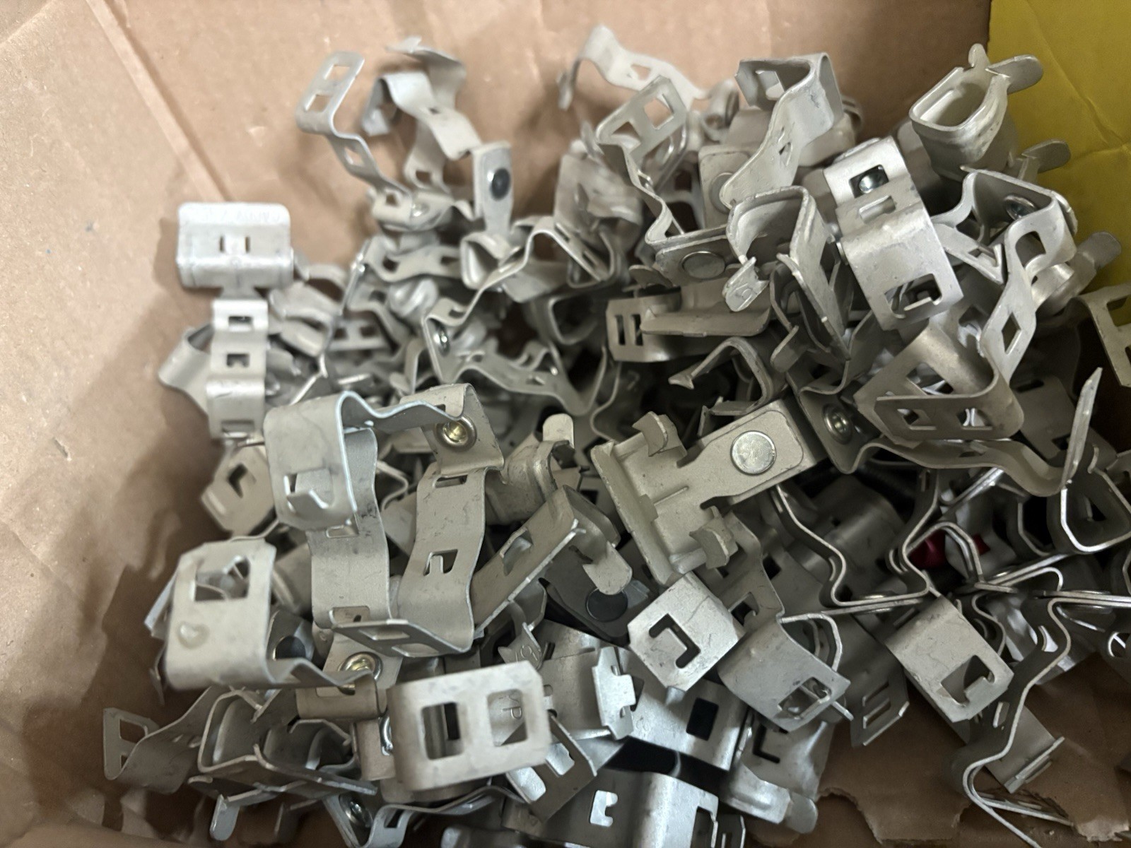 BOX OF 100 Caddy 812M58 COMBINATION CONDUIT HANGER 1/2 to 3/4″Rigid Pivot Flang
