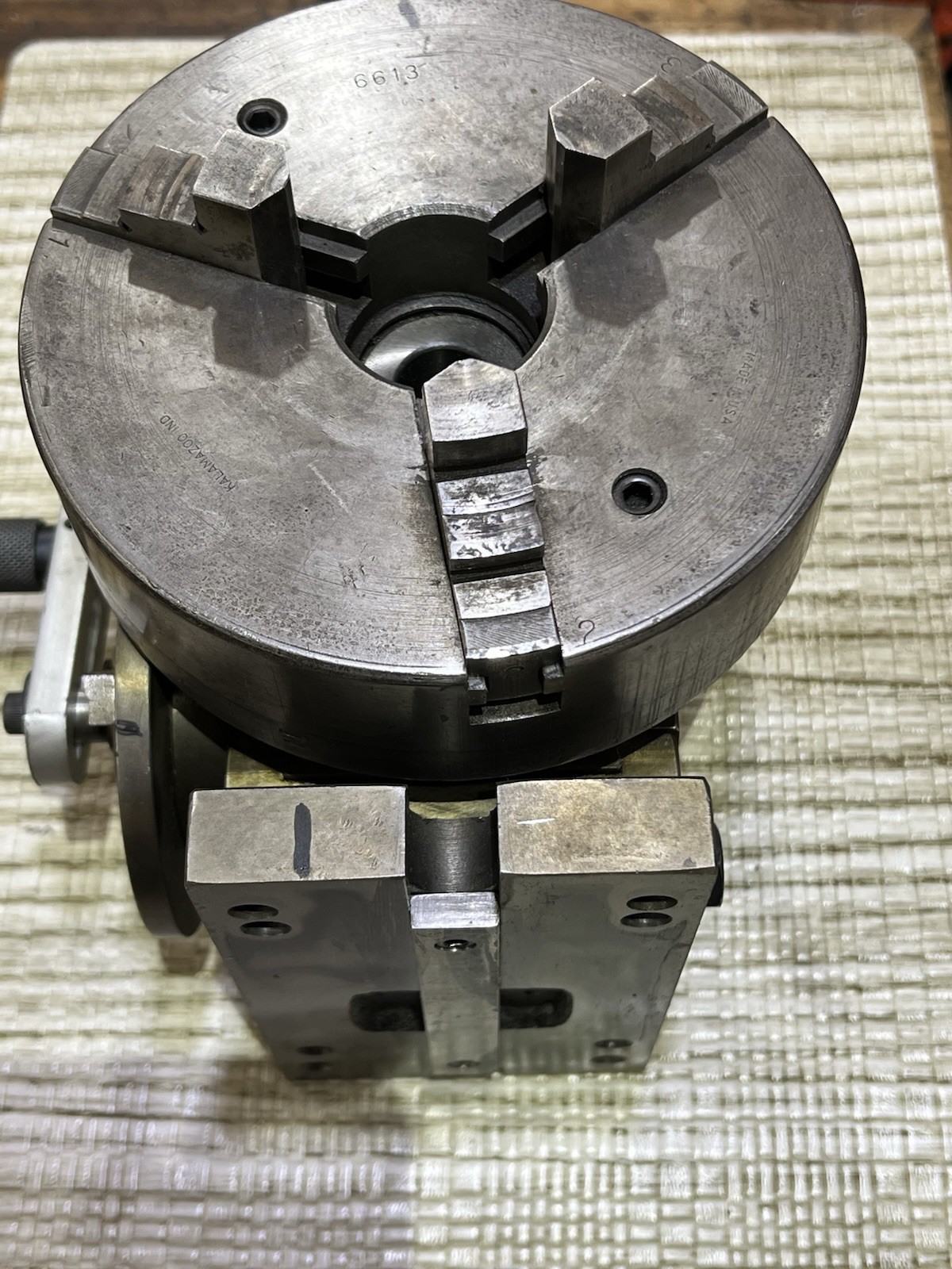 Yiyen Universal Dividing Head w/6” Chuck Nice Shape—Taiwan (loc:wa)