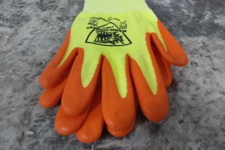 Pip HVY710HSNF 120 Pk Size S / Size 7 Cut-Resistant Gloves