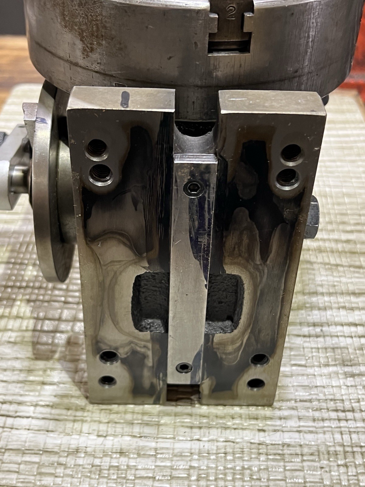 Yiyen Universal Dividing Head w/6” Chuck Nice Shape—Taiwan (loc:wa)