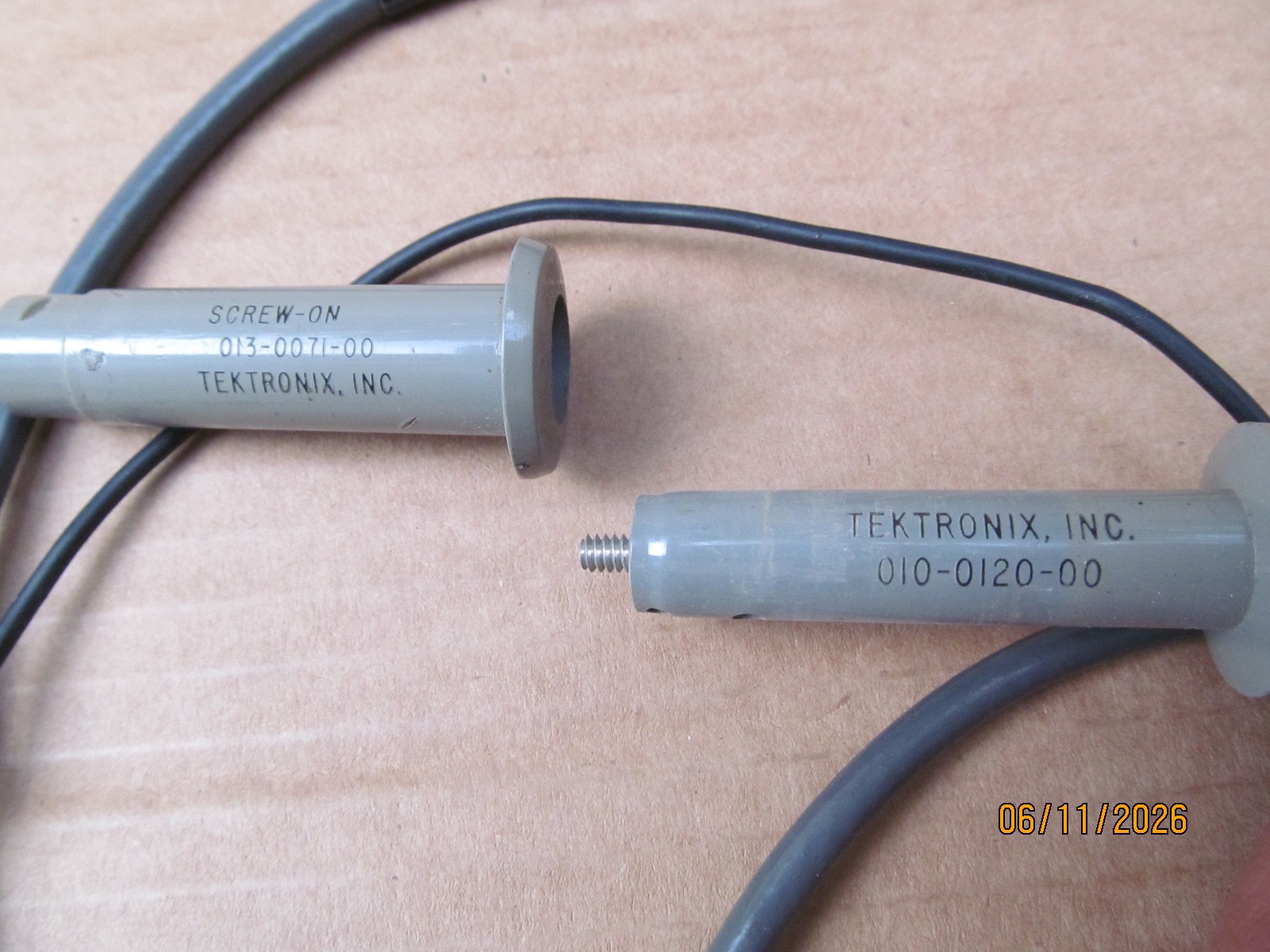 Lot of 2x Tektronix probes: Screw on 013-0071-00 & 010-0120-00 for oscilloscopes
