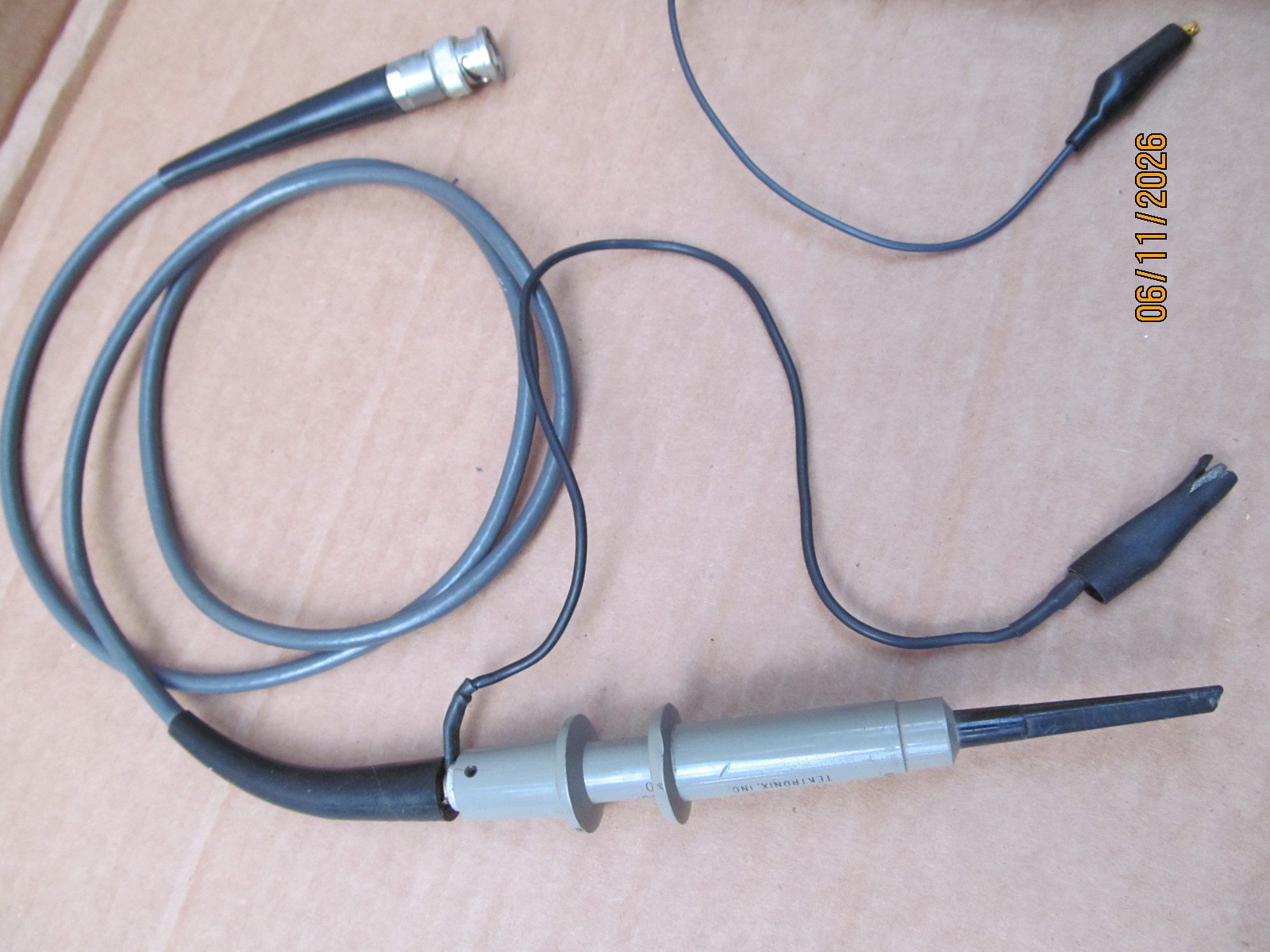 Lot of 2x Tektronix probes: Screw on 013-0071-00 & 010-0120-00 for oscilloscopes