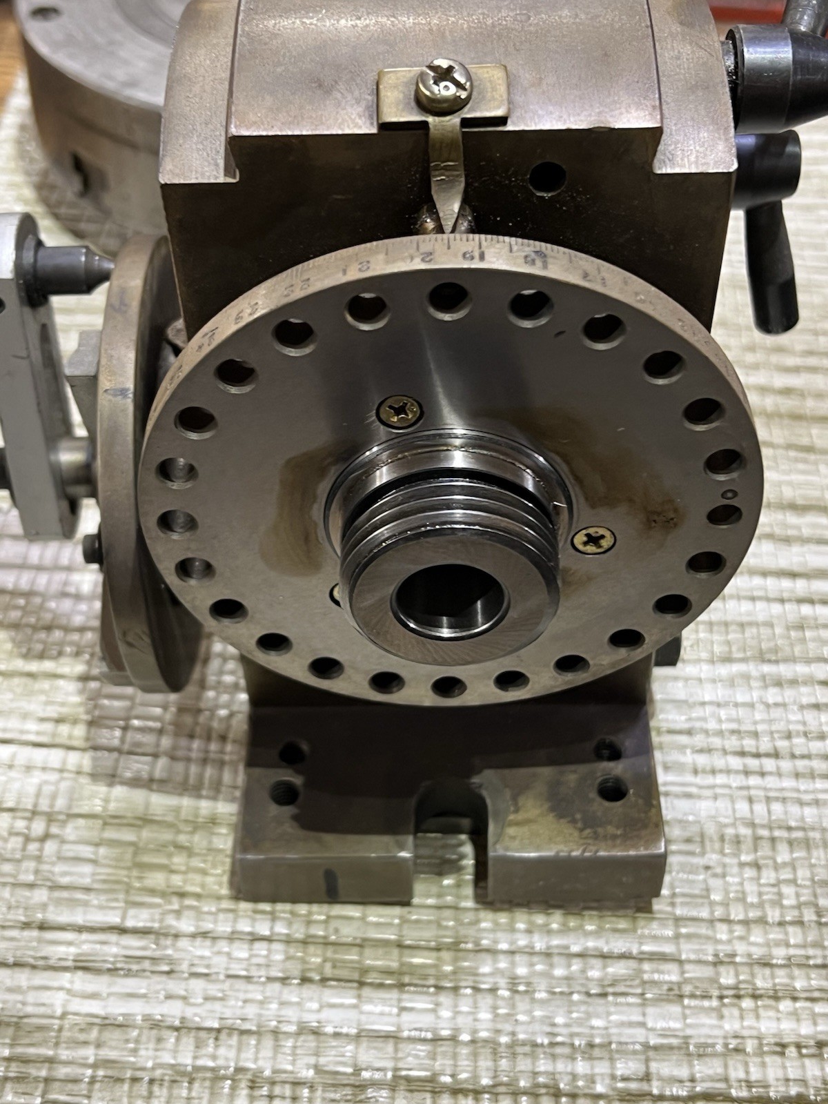 Yiyen Universal Dividing Head w/6” Chuck Nice Shape—Taiwan (loc:wa)