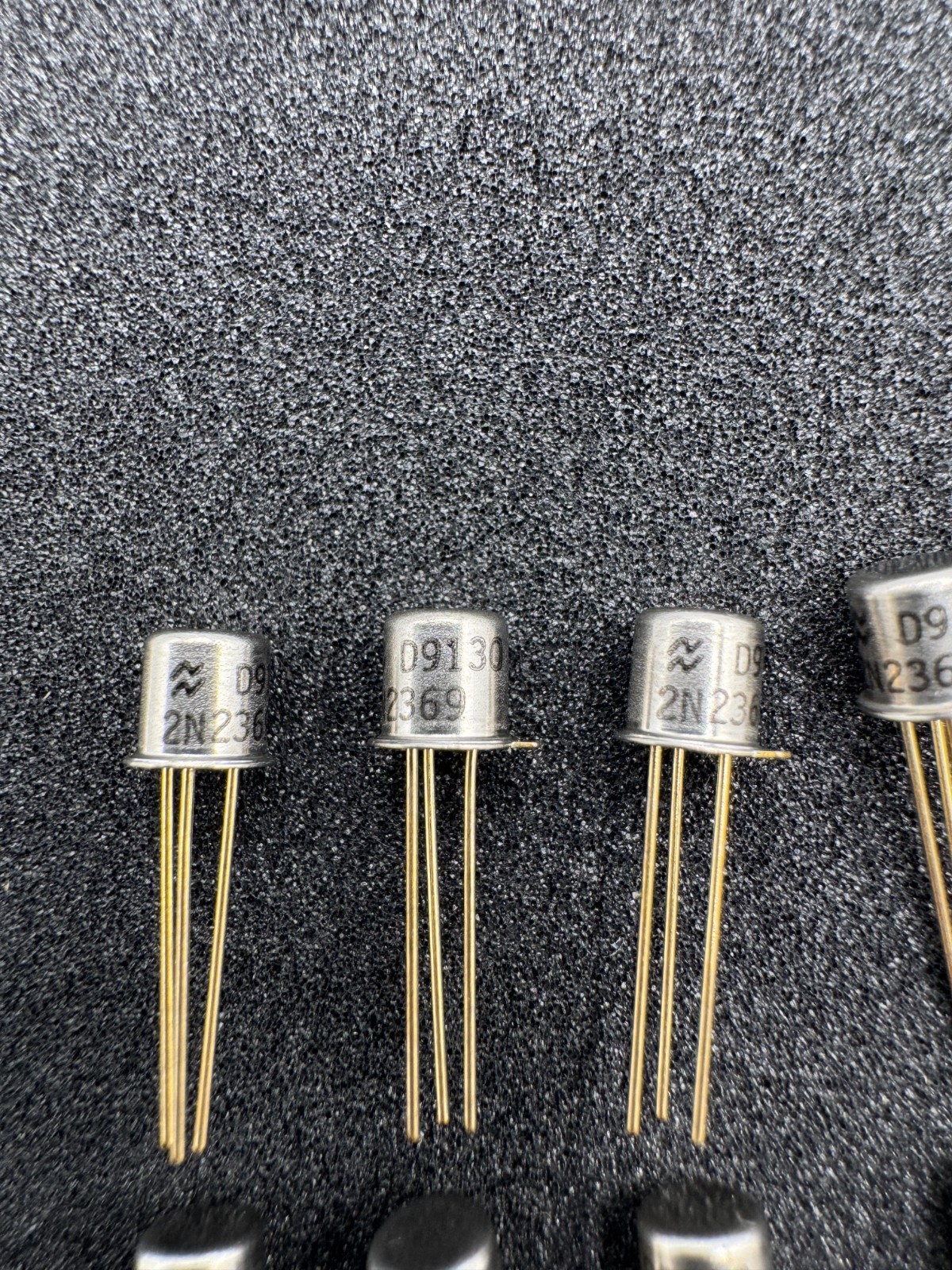 10 PCS 2N2369 National Semiconductor NPN Gold colored Transistor 40V 0.2A TO-18