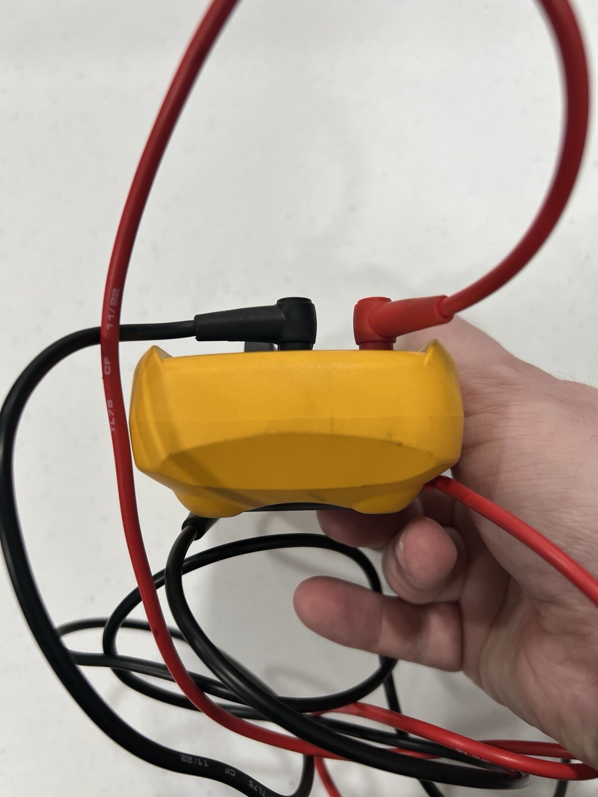 Fluke 117 True RMS Digital Multimeter w/Lead Set (Cat III 600V / 10A) with Case