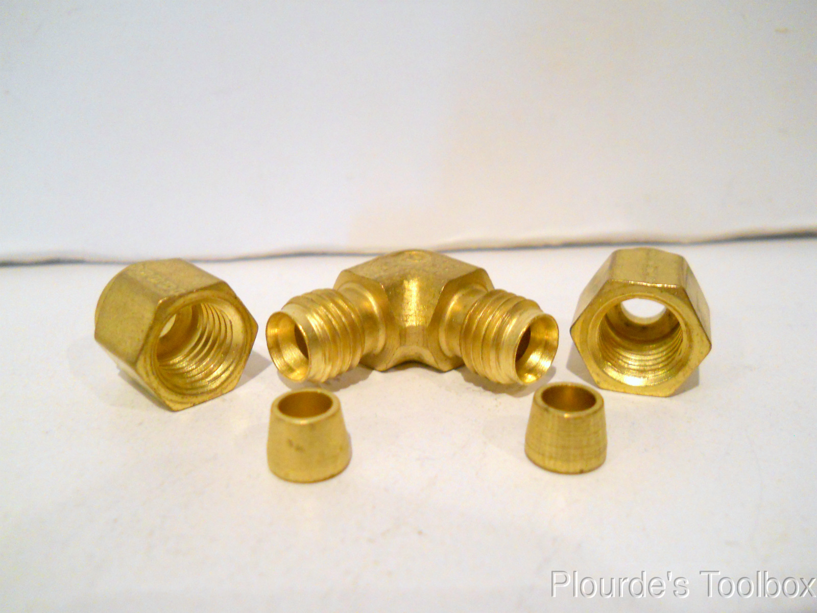 New Parker Brass 1/4″ Tube x 1/4″ Tube Union 90° Elbow Fitting, 4-4 EBZ-B