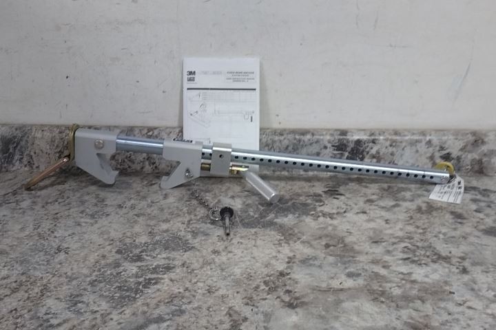 3M DBI-Sala 2108407 2-1/2 to 18 In Flange Width 310 Lb Cap Fixed Beam Anchor