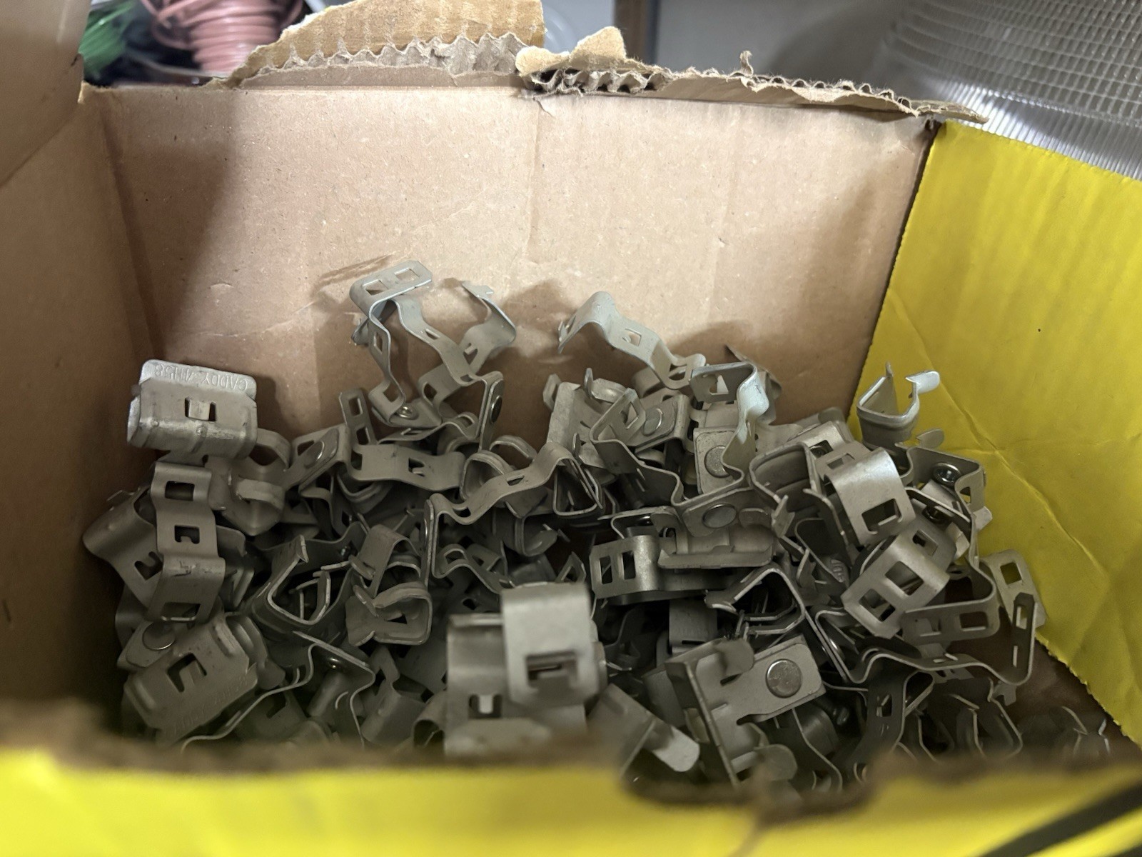 BOX OF 100 Caddy 812M58 COMBINATION CONDUIT HANGER 1/2 to 3/4″Rigid Pivot Flang