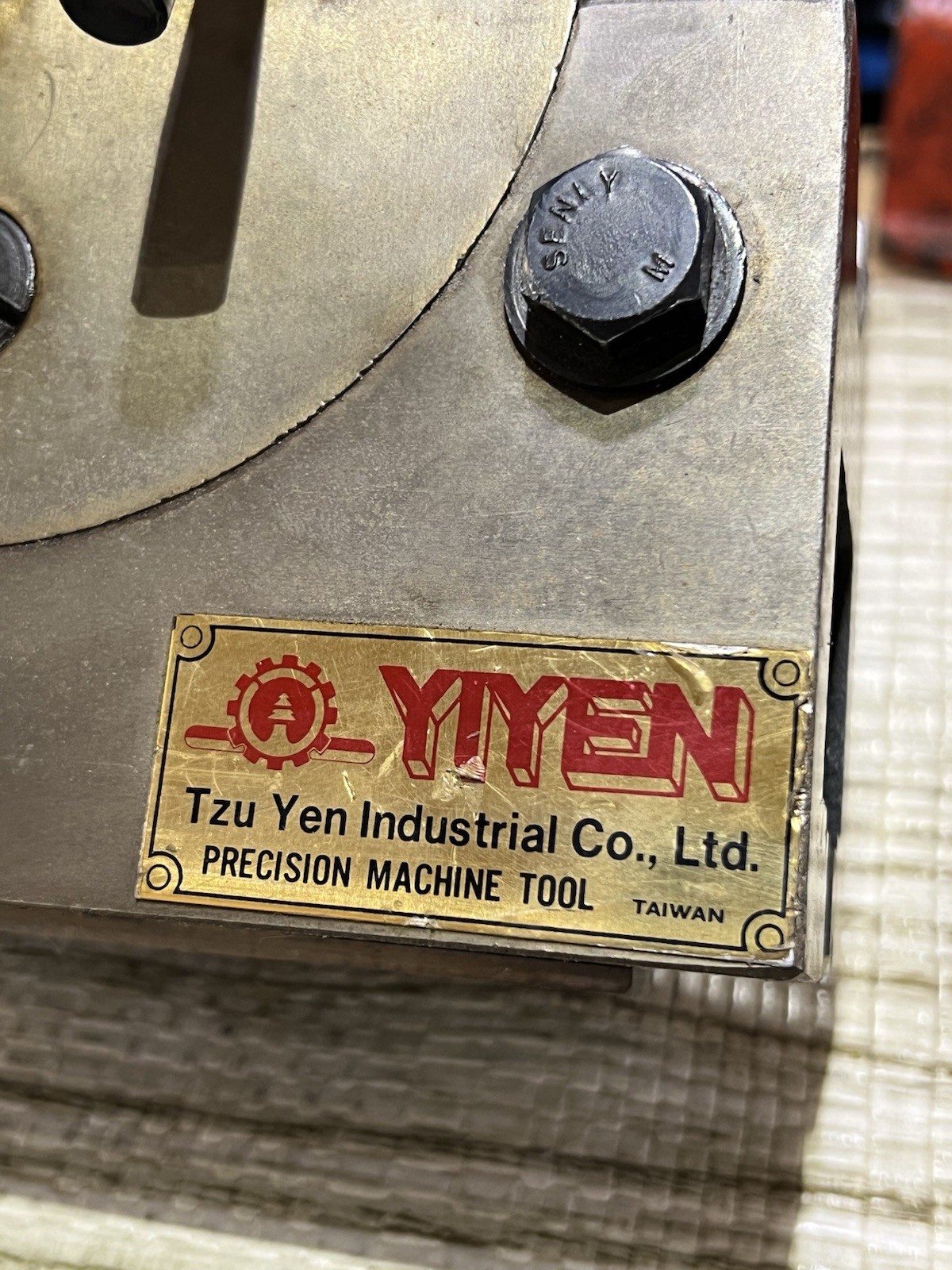Yiyen Universal Dividing Head w/6” Chuck Nice Shape—Taiwan (loc:wa)