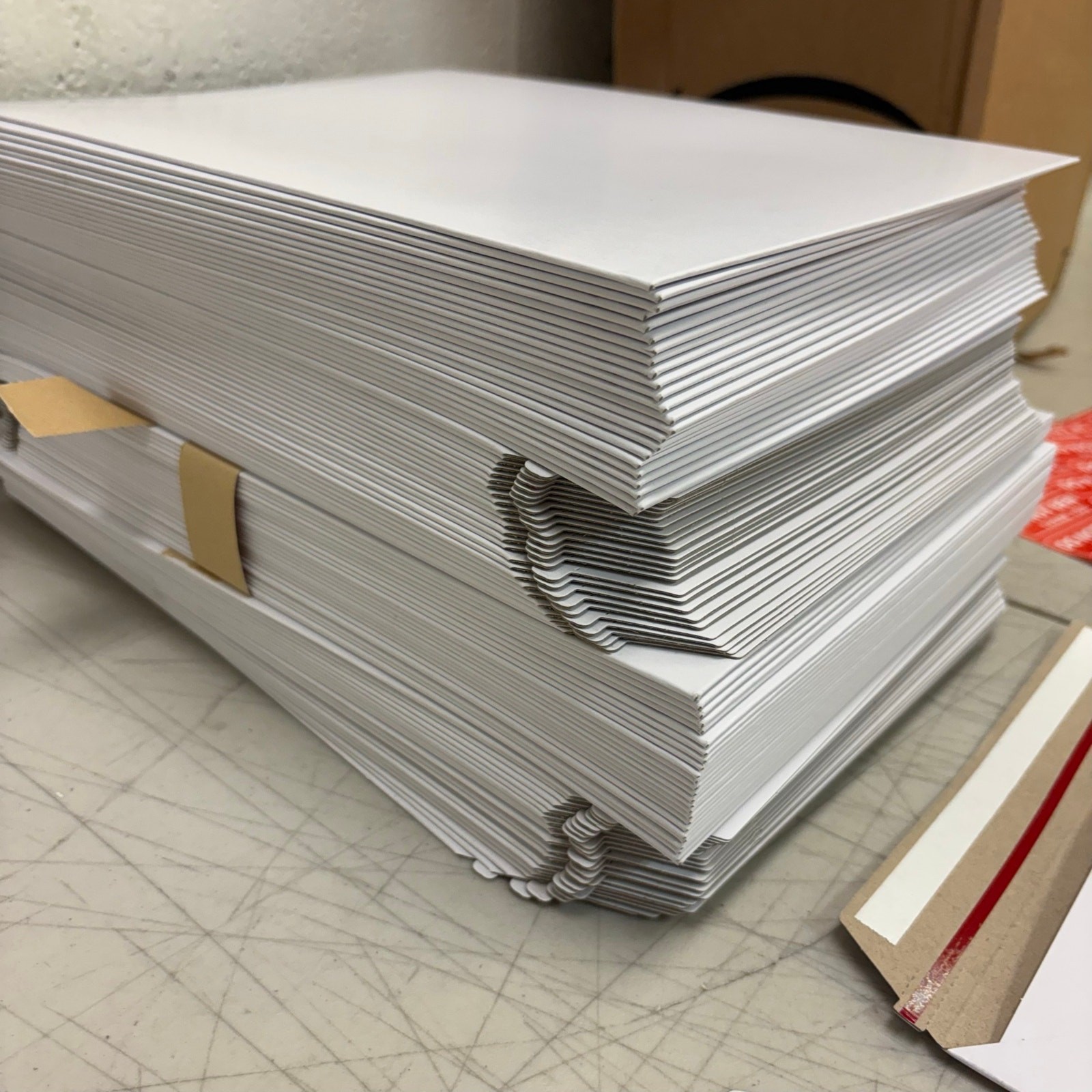 100 Count – 12.5″ x 9.25″ Flat Cardboard Envelope Mailers, with Stickers- White