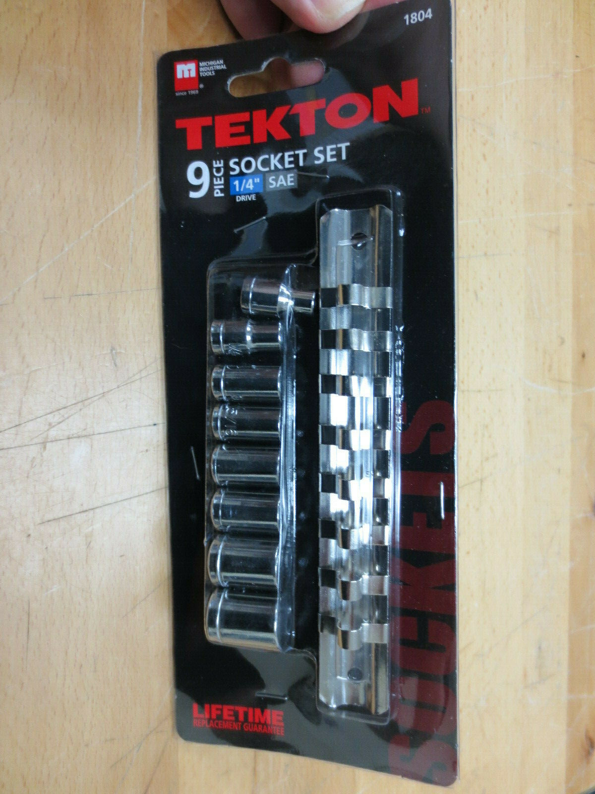 TEKTON 28-Pc, 1/4″ Drive Socket Set with Ratchet (Taiwan)