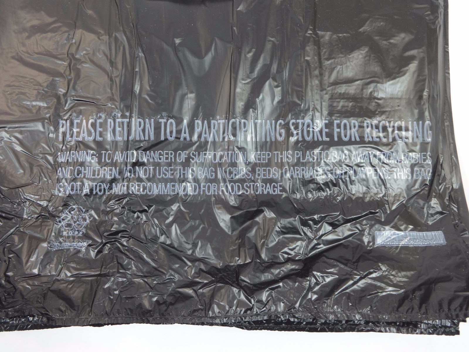Black 11.5″x 6.5″x 22″ Plastic 1/6 T-Shirt Bags with Handles Retail Shopping Bag
