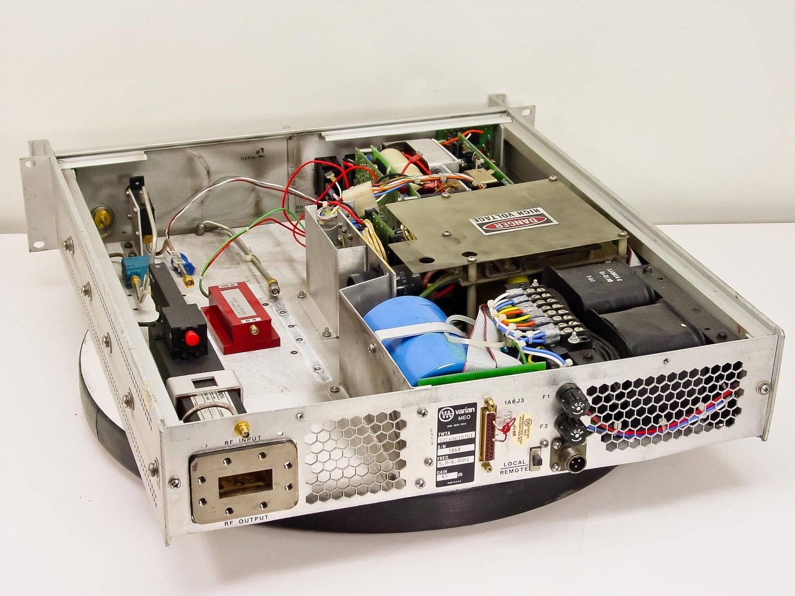Varian VZC6961D7G1 5.9 – 6.4 GHz 65db Rackmount TWTA for Parts – AS IS
