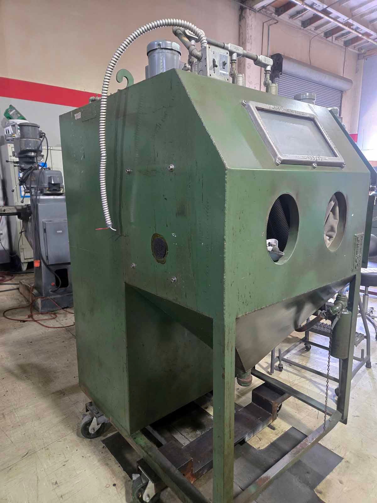 KELCO 36″ x 24″ x 30″ SYPHON / SAND BLAST CABINET model CS32C