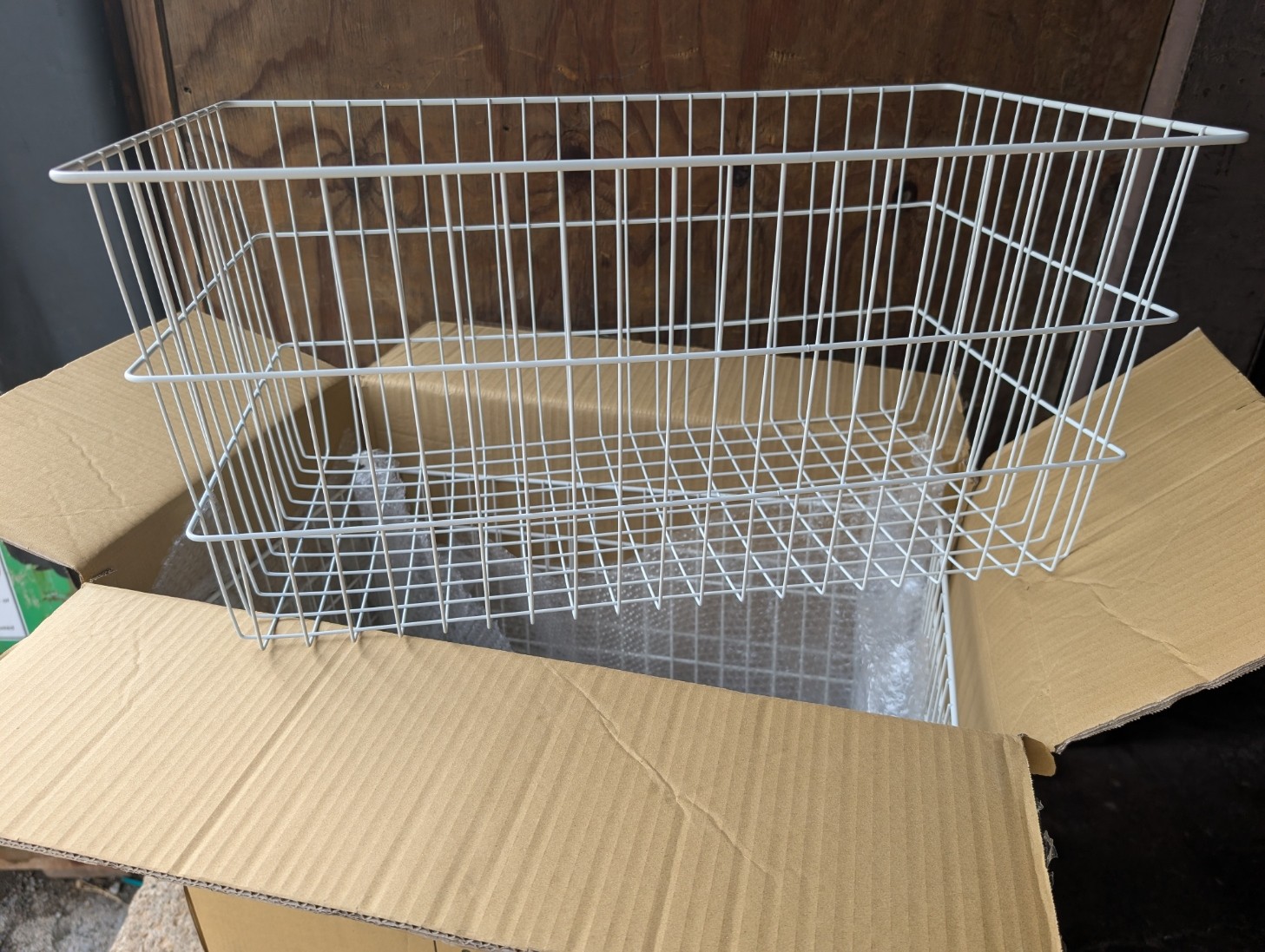 Case of 6 Unbranded 09004-BFA 12 in White Wire Baskets Made in Taiwan in box