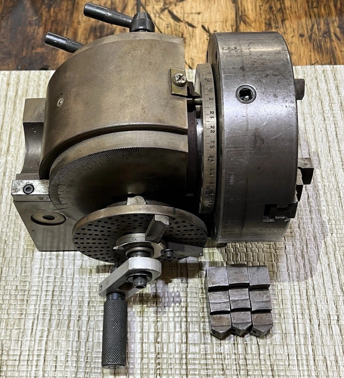 Yiyen Universal Dividing Head w/6” Chuck Nice Shape—Taiwan (loc:wa)