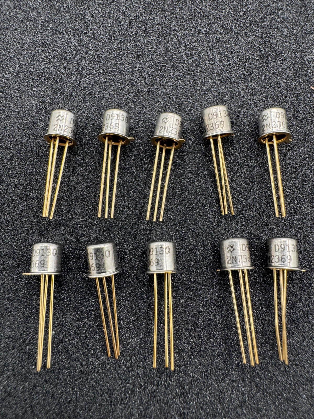 10 PCS 2N2369 National Semiconductor NPN Gold colored Transistor 40V 0.2A TO-18