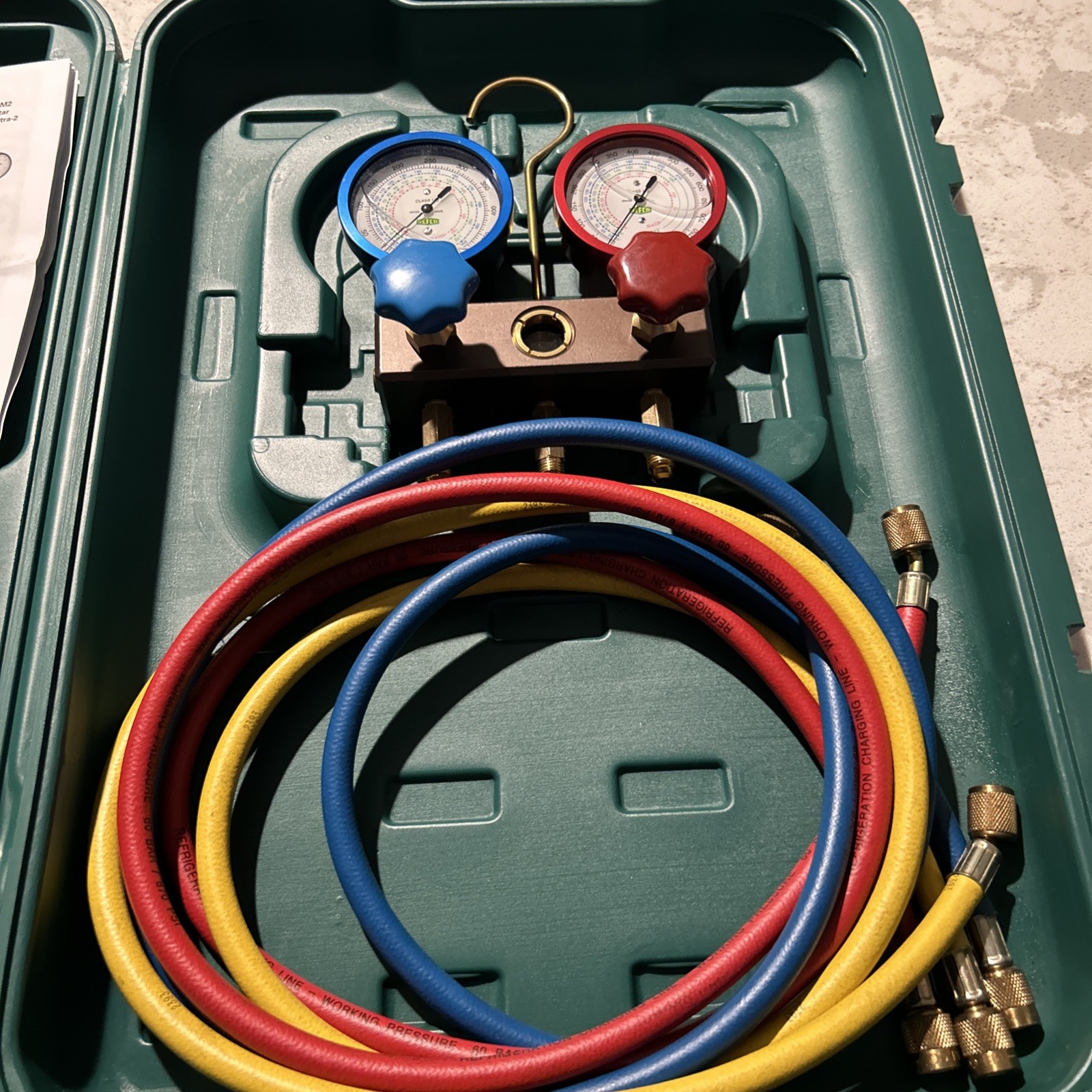 REFCO GYLCERIN FILLED REFRIGERATION GAUGE MANIFOLD SET WITH CARRY CASE W/ Hoses