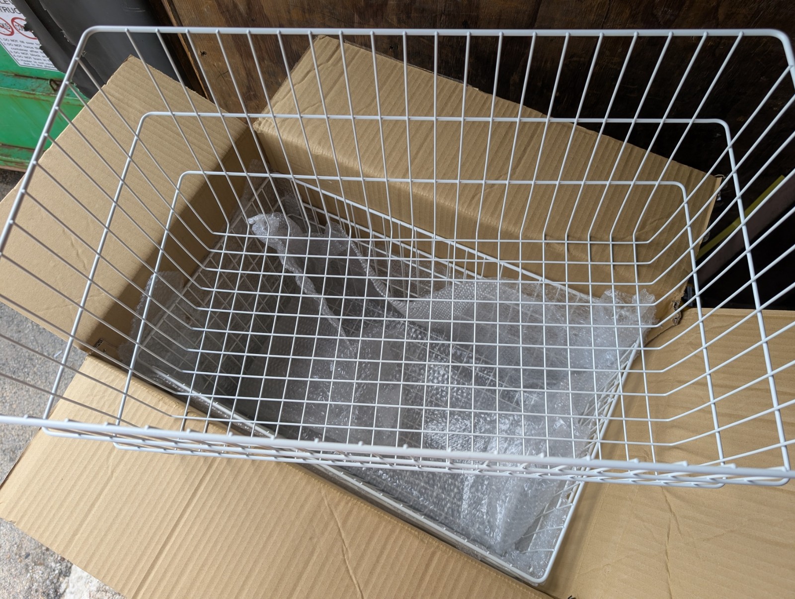 Case of 6 Unbranded 09004-BFA 12 in White Wire Baskets Made in Taiwan in box