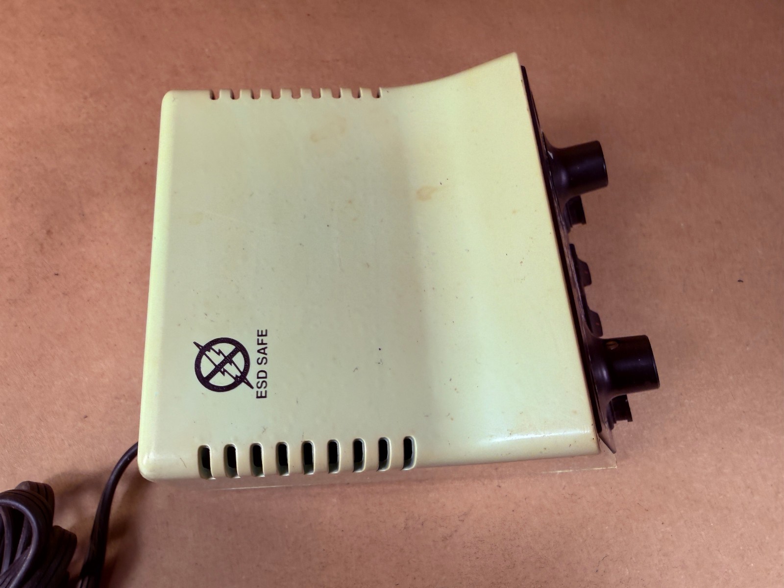 WELLER DEC1001 Electrostatic Dissipative Dual SOLDERING POWER STATION – TESTED