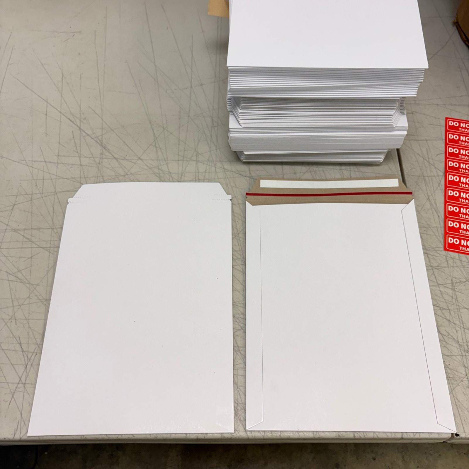 100 Count – 12.5″ x 9.25″ Flat Cardboard Envelope Mailers, with Stickers- White