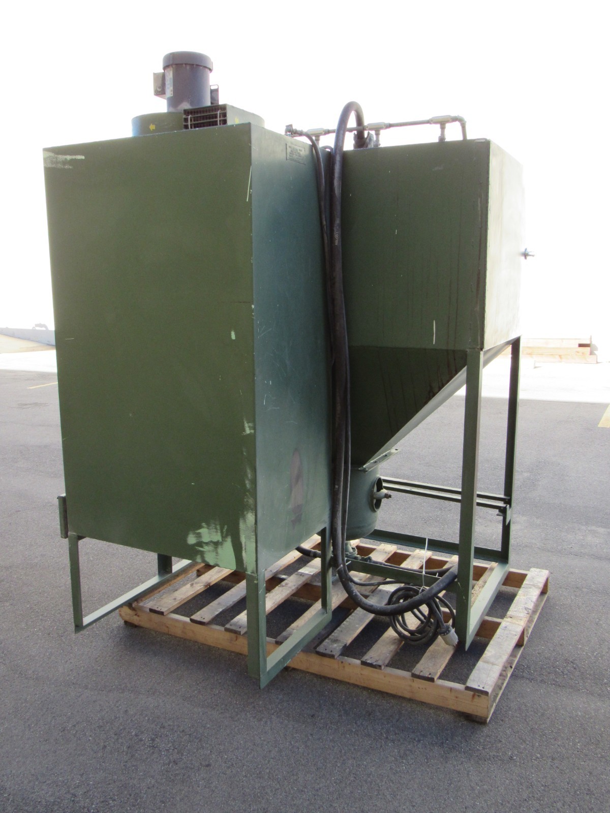 Kelco CH60C 60 x 36 x 30 pressure pot blast cabinet abrasive sand glass bead