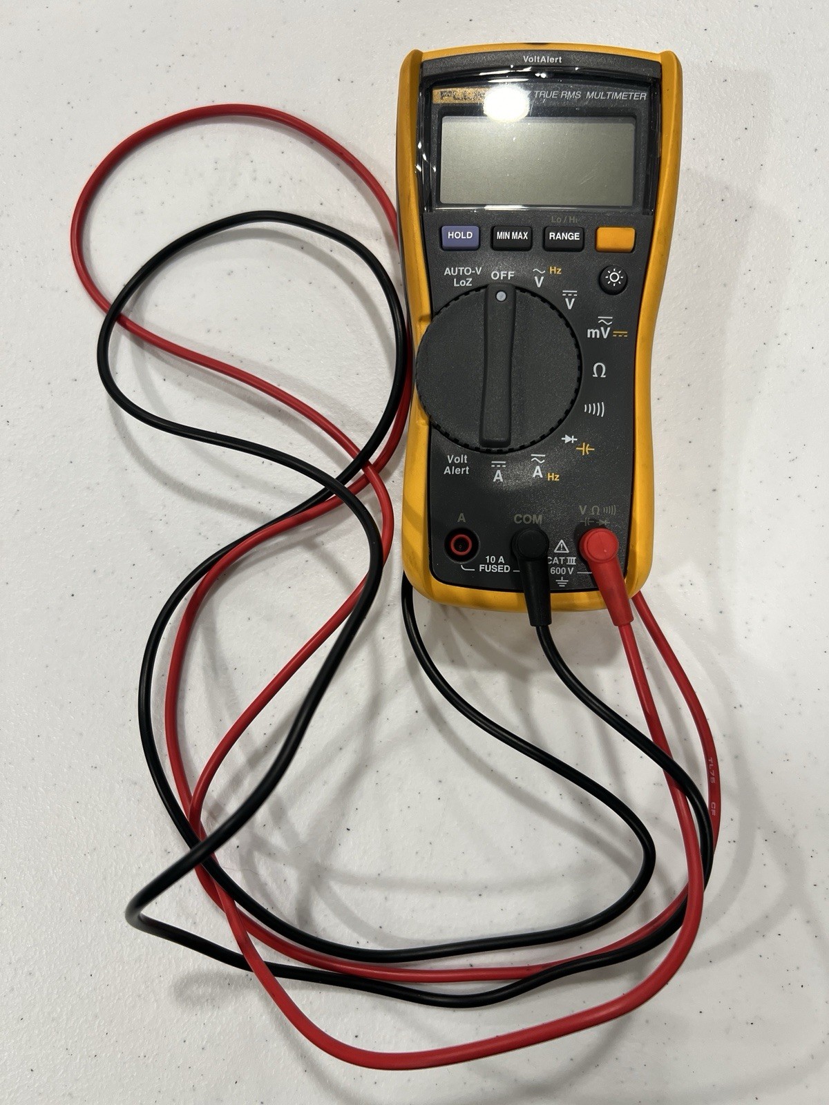 Fluke 117 True RMS Digital Multimeter w/Lead Set (Cat III 600V / 10A) with Case