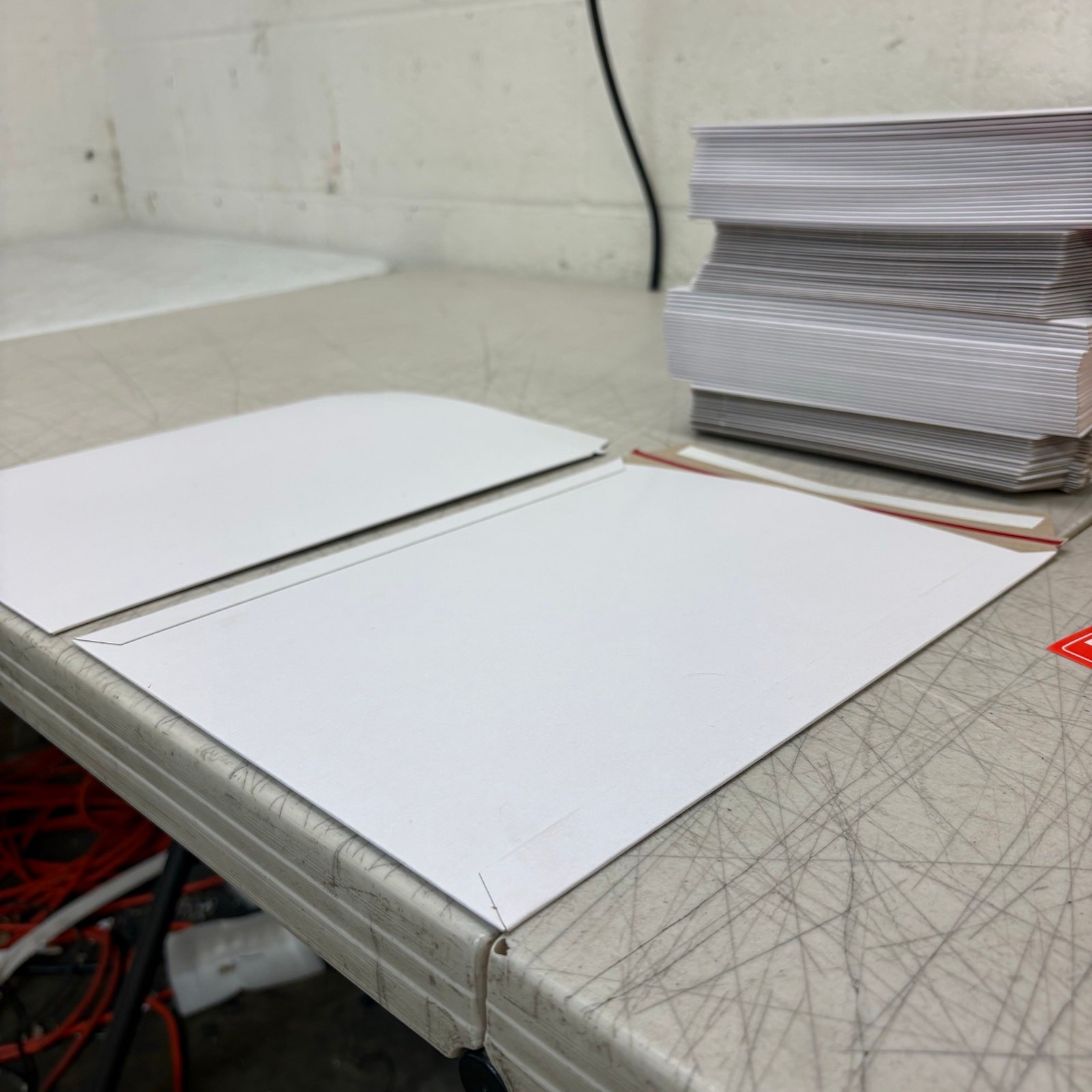 100 Count – 12.5″ x 9.25″ Flat Cardboard Envelope Mailers, with Stickers- White