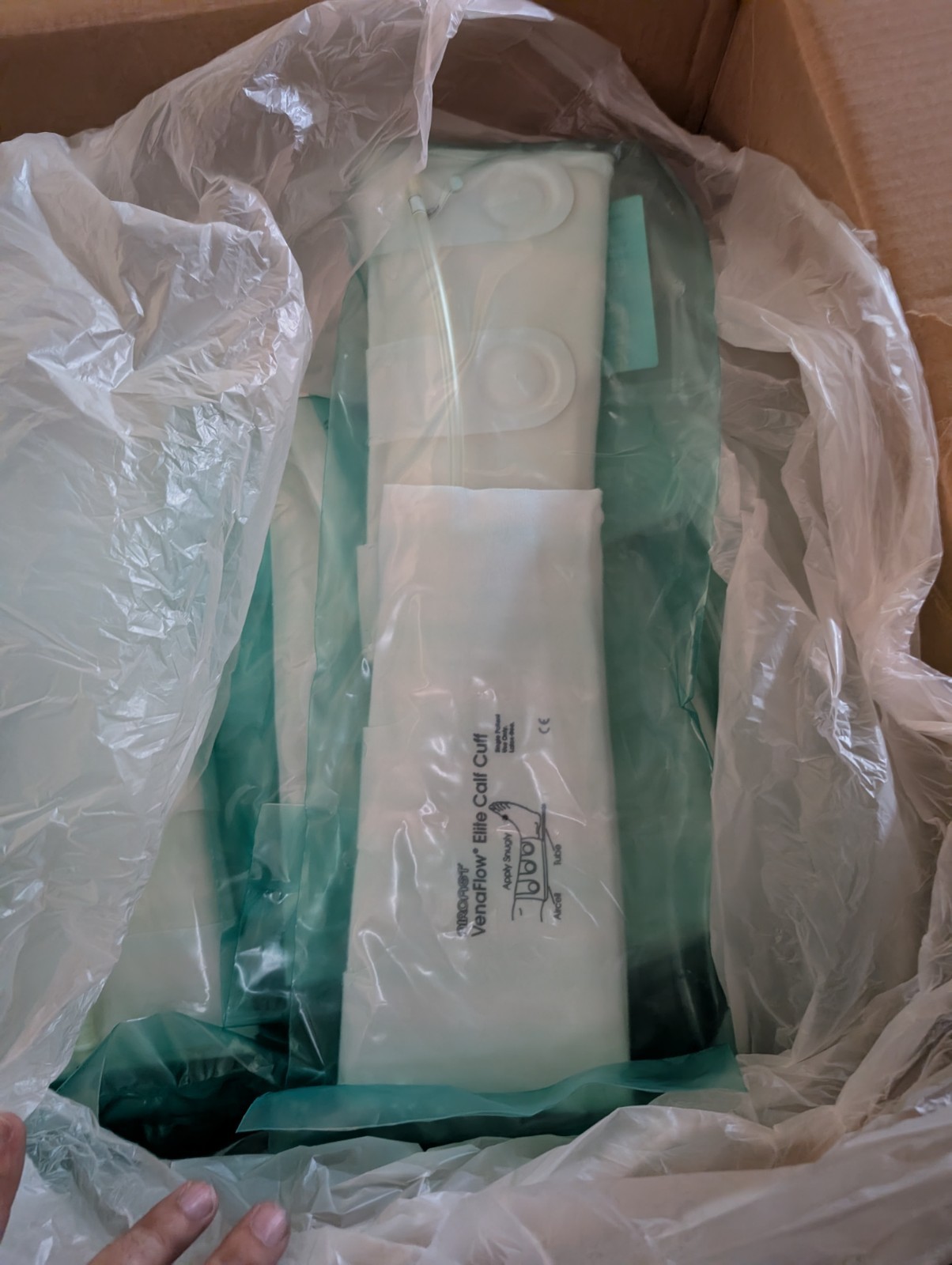1 Case of Stryker 3040 Venaflow Elite Calf Cuff Single Hose, 20/box, as shown