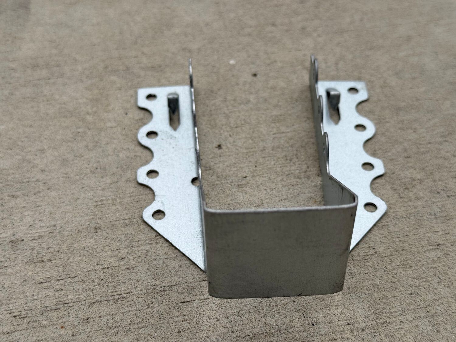 Sandbaggy Face Mount Joist Hanger for 2×6 and 2×8 Nominal Lumber (Galvanized)