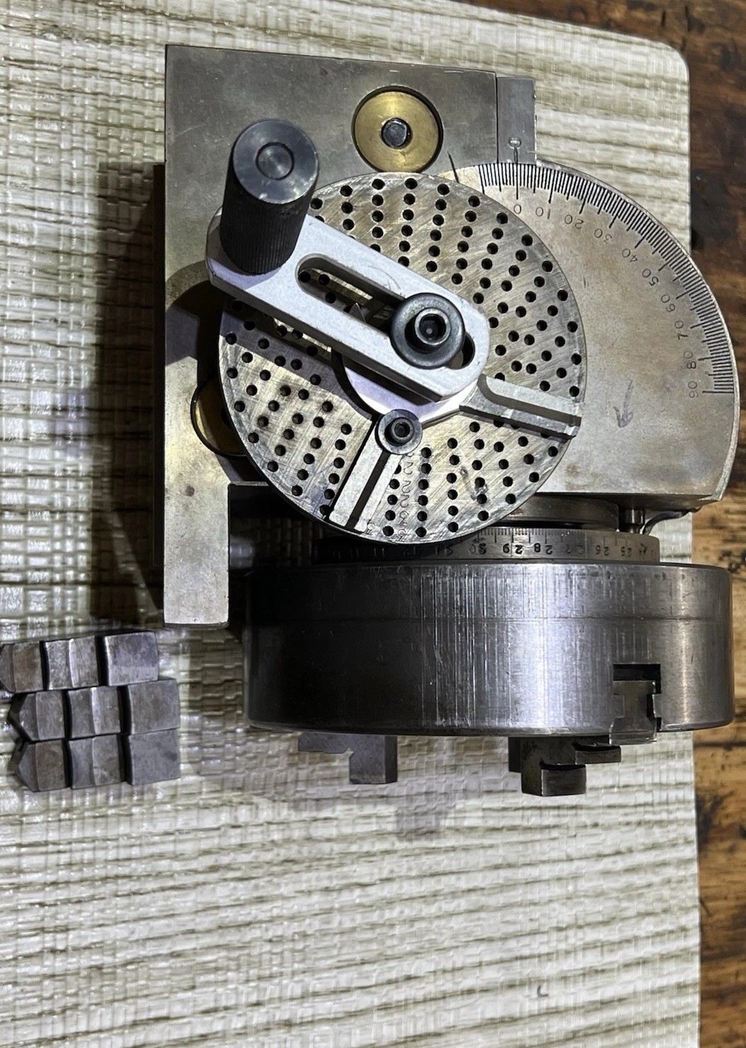 Yiyen Universal Dividing Head w/6” Chuck Nice Shape—Taiwan (loc:wa)