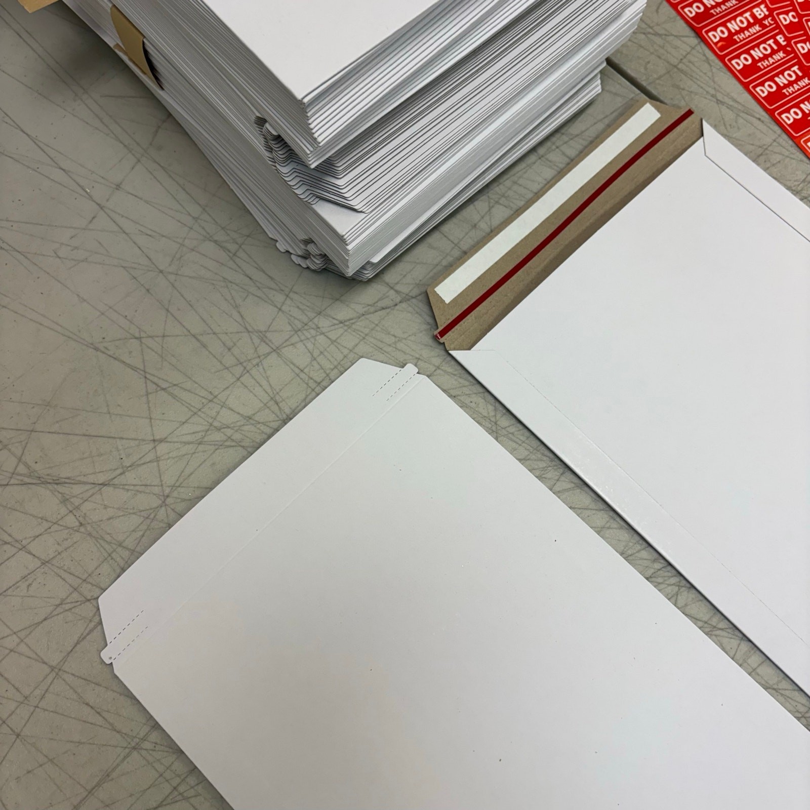 100 Count – 12.5″ x 9.25″ Flat Cardboard Envelope Mailers, with Stickers- White