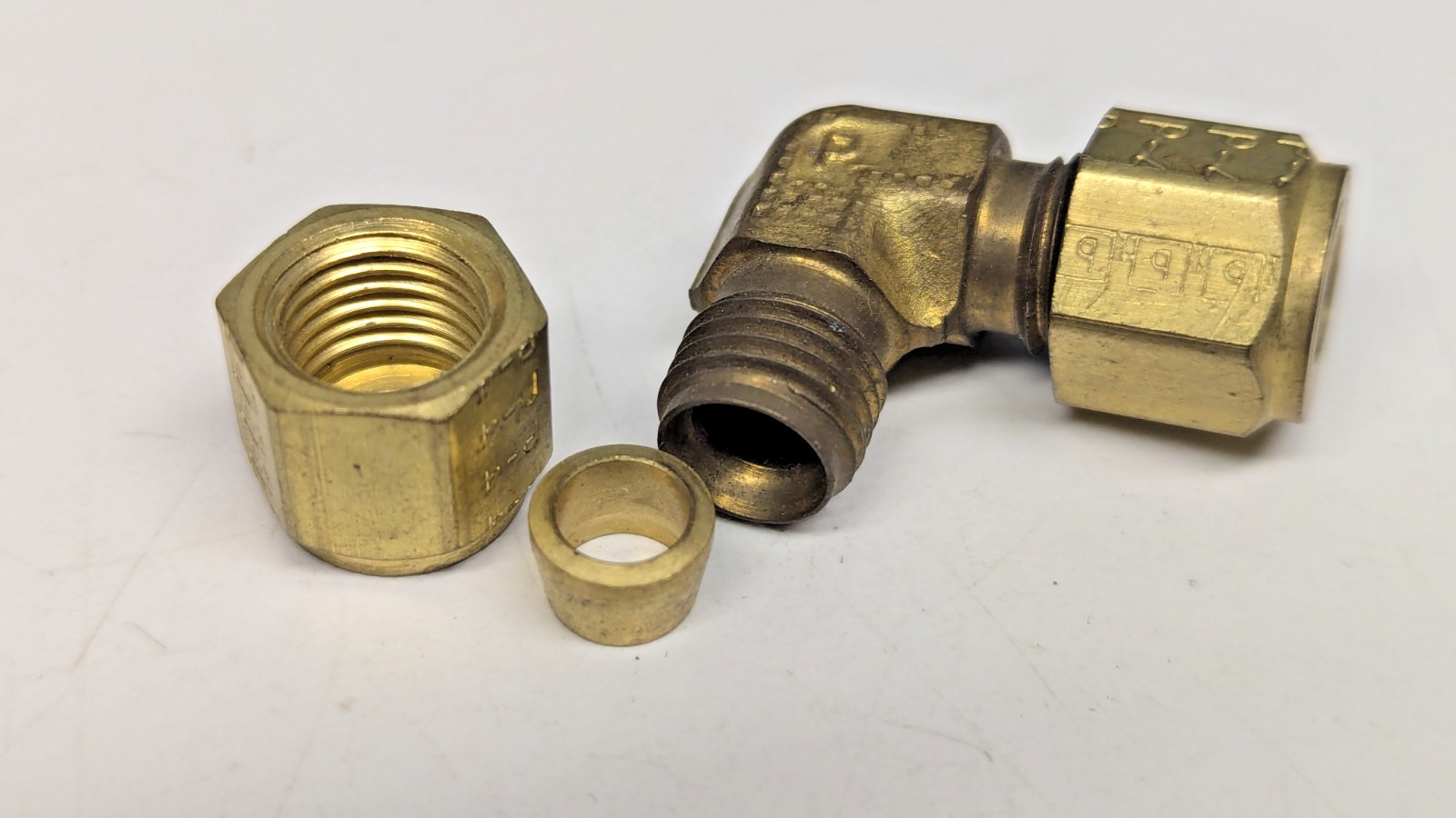 NOS Parker Brass 1/4″ CPI Tube x 1/4″ CPI Tube Union 90° Elbow Fitting 4-4 EBZ-B
