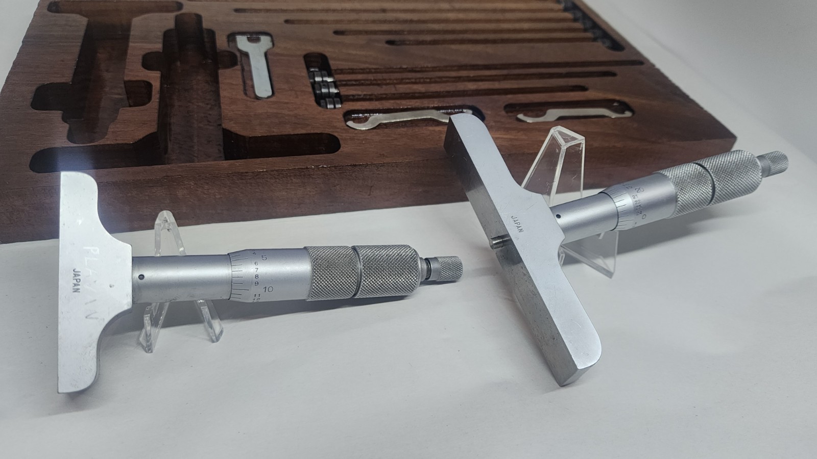 Mitutoyo Depth Gauges 0-6″ Set In Custom Wood Holder 2-3/8″ & 4″ Bases