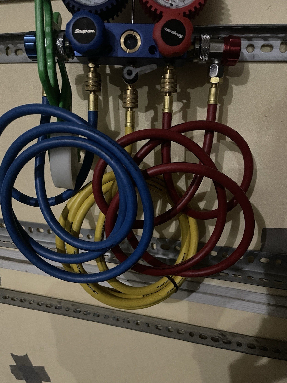 NEW Snap-on 3-Valve Manifold Gauge Set Mechanical Pressure PSI Multicolor Hoses