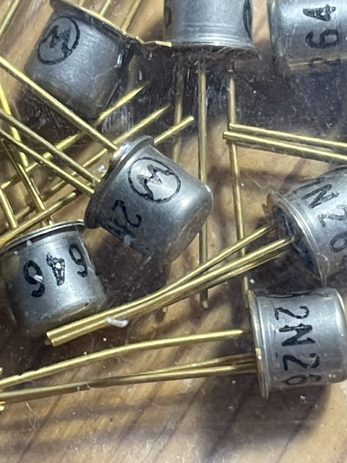 A Lot Of TWO MOTOROLA 2N2646 UniJunction transistors , 0.5 A, 30 V ,TO-18 case