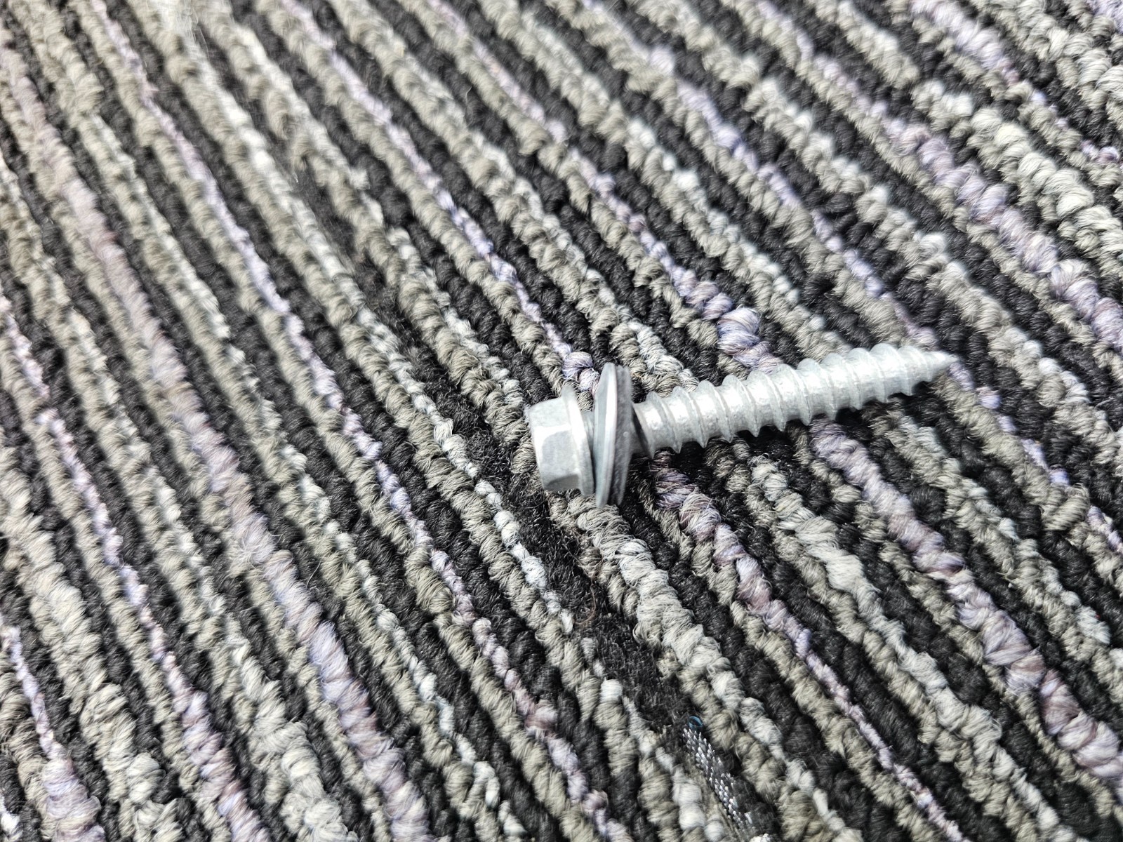 (QTY 250) Fastgrip 14112FG1B 14 x 1-1/2″ Metal Siding/Roofing Screw Mill Finish