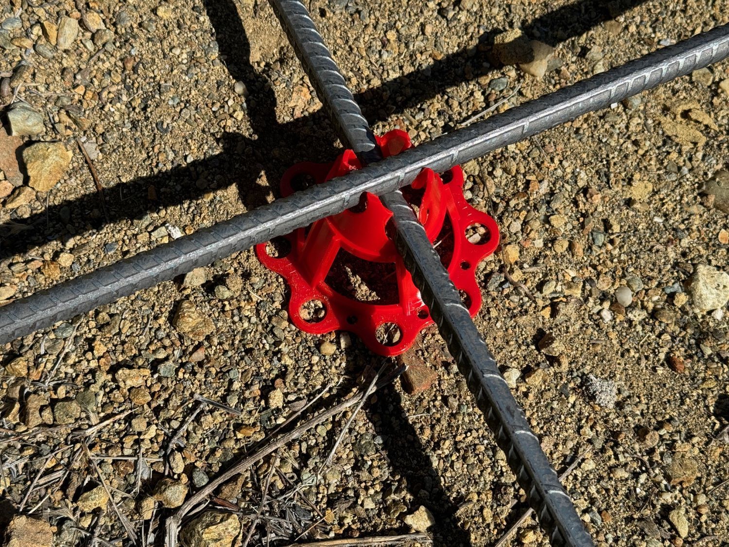 Sandbaggy Plastic Rebar Chair – Elevates Rebar 1 ½” or 2″ – Rebar #3 to #5 (Red)