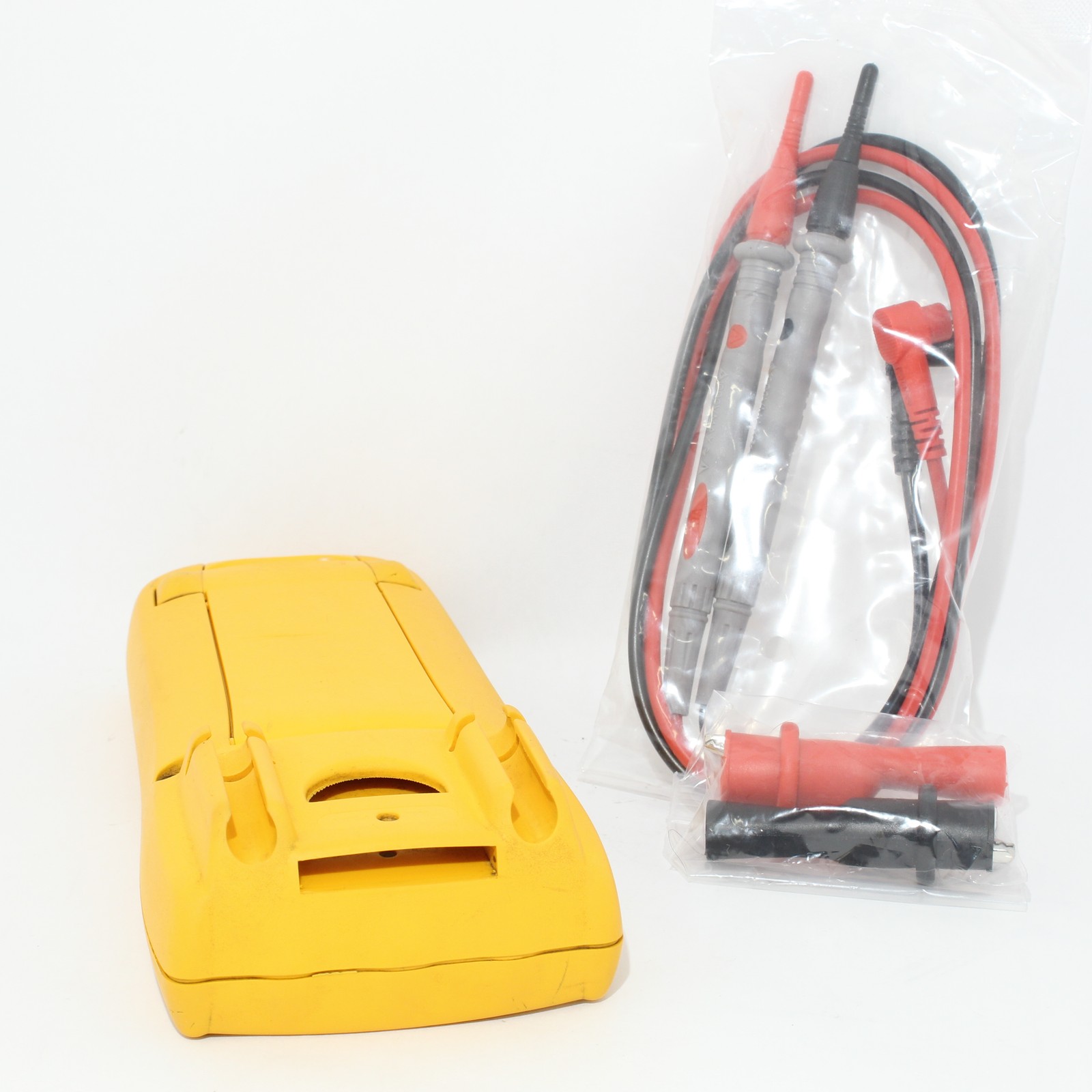 Good Fluke 179 True RMS Handheld Digital Multimeter with New Lead Set