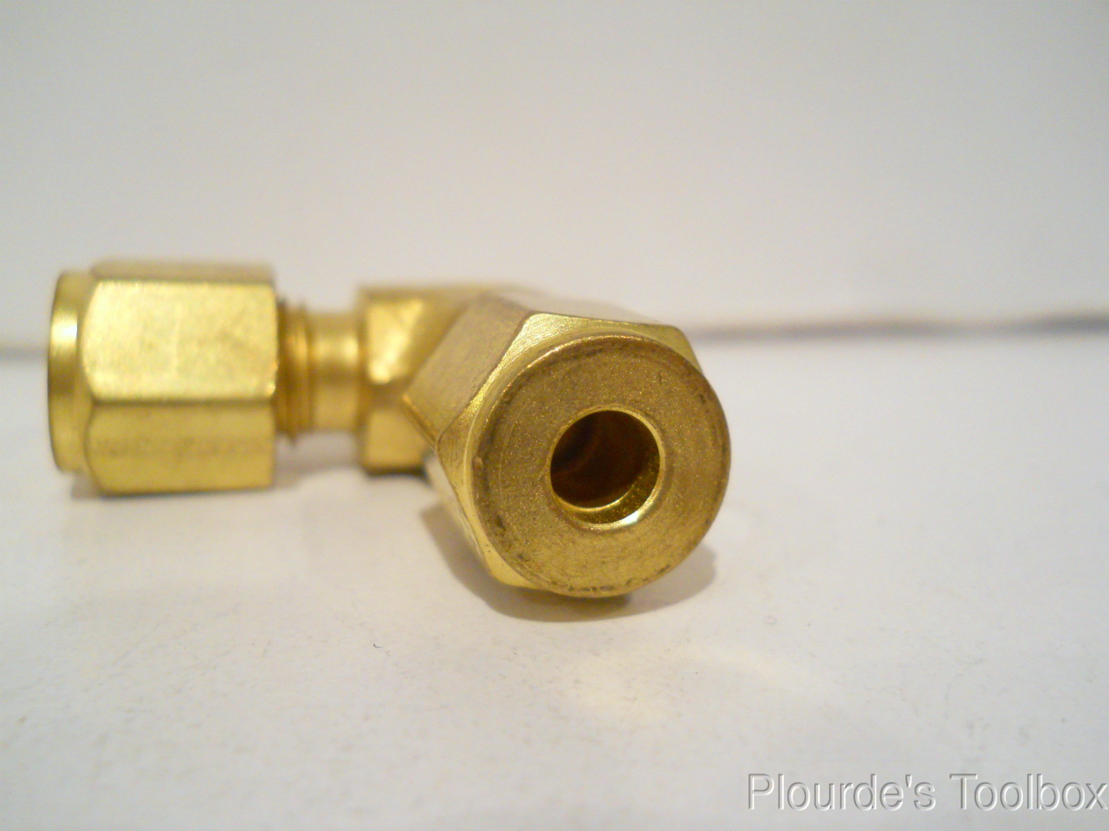 New Parker Brass 1/4″ Tube x 1/4″ Tube Union 90° Elbow Fitting, 4-4 EBZ-B