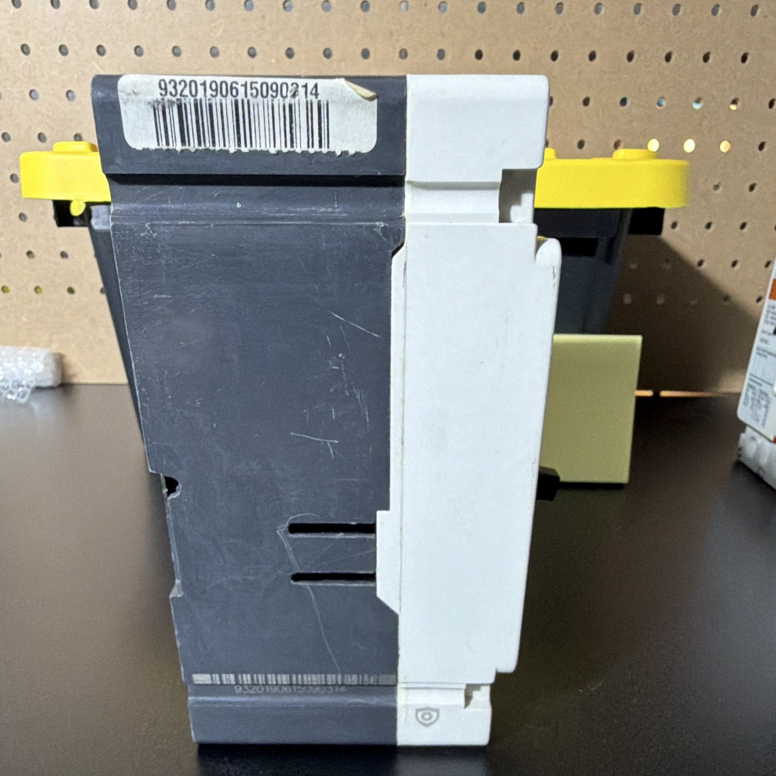 Eaton HFD 65k HFD3040BEP10 Molded Case Circuit Breaker, 3-Pole, 40A, 600V (NNB)