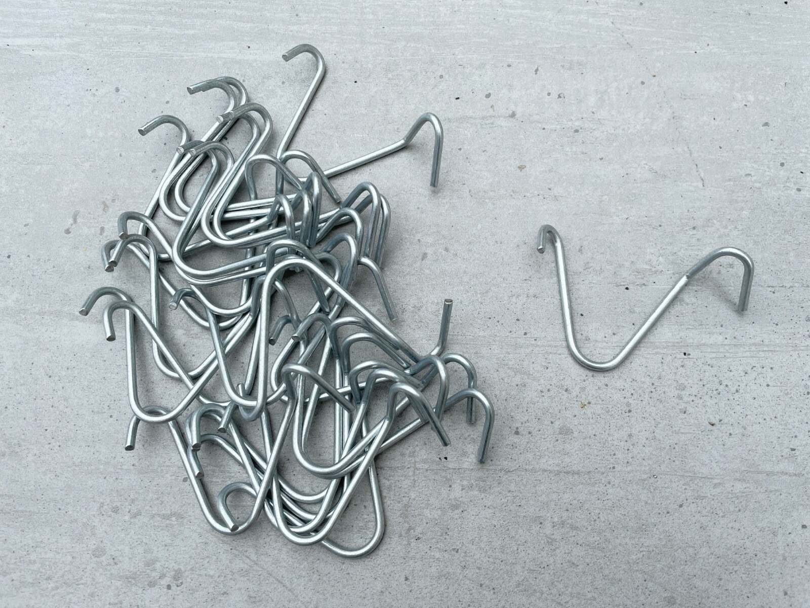 Sandbaggy T-Posts Wire Clips | Galvanized Rust Resistant Steel Fence Clips