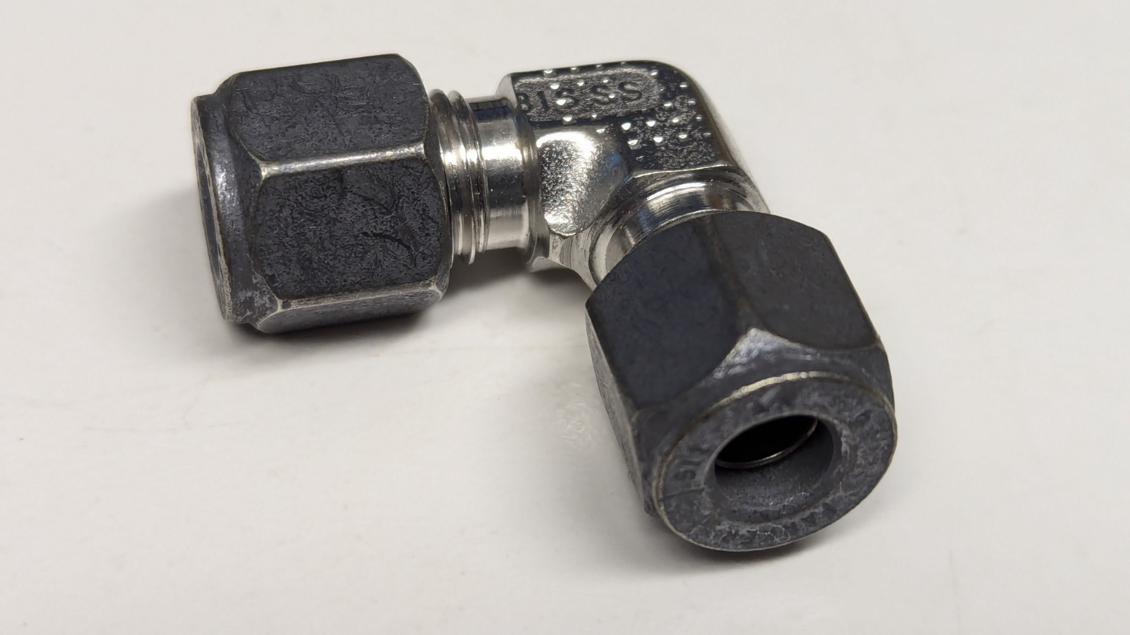 New Parker Stainless Steel 1/4″ CPI Tube x 1/4″ CPI Tube Union Elbow, 4-4 EBZ-SS