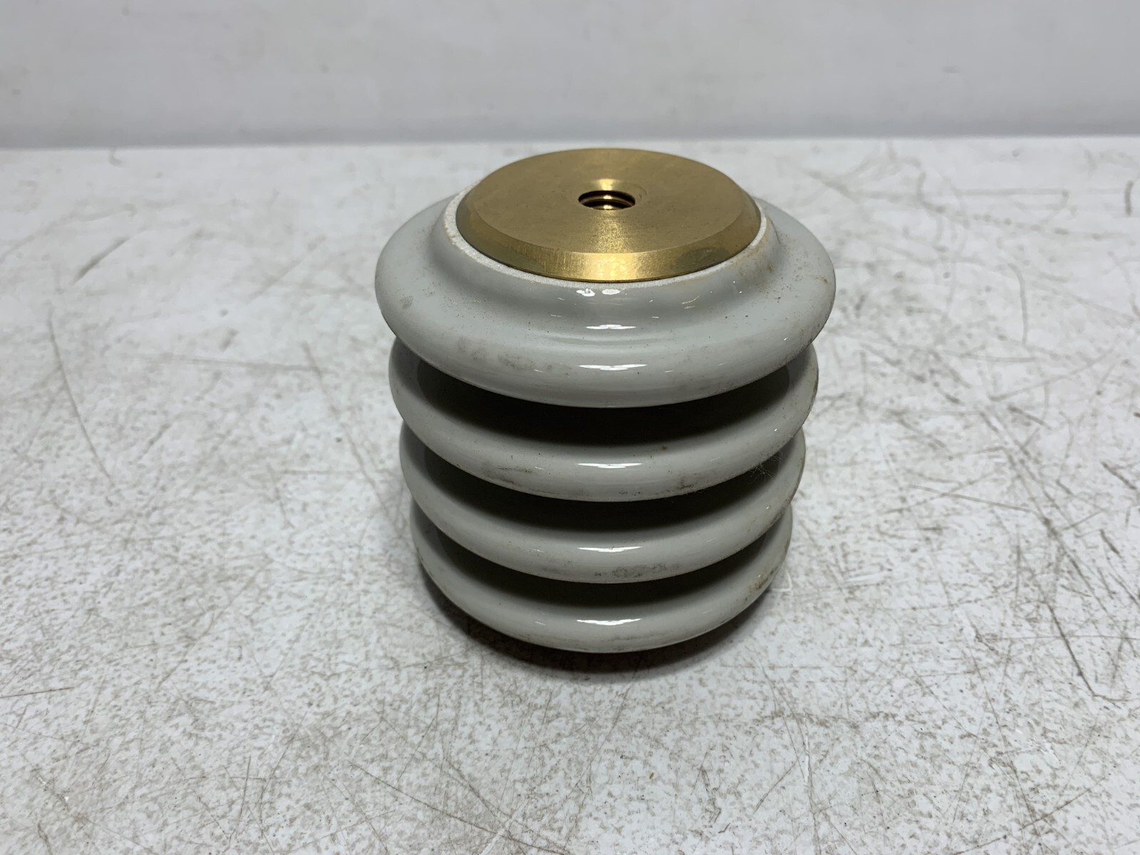 Meister International 70190 Porcelain Bus Insulator 7.5kV 3.5″ Dia. x 3.5″ Tall