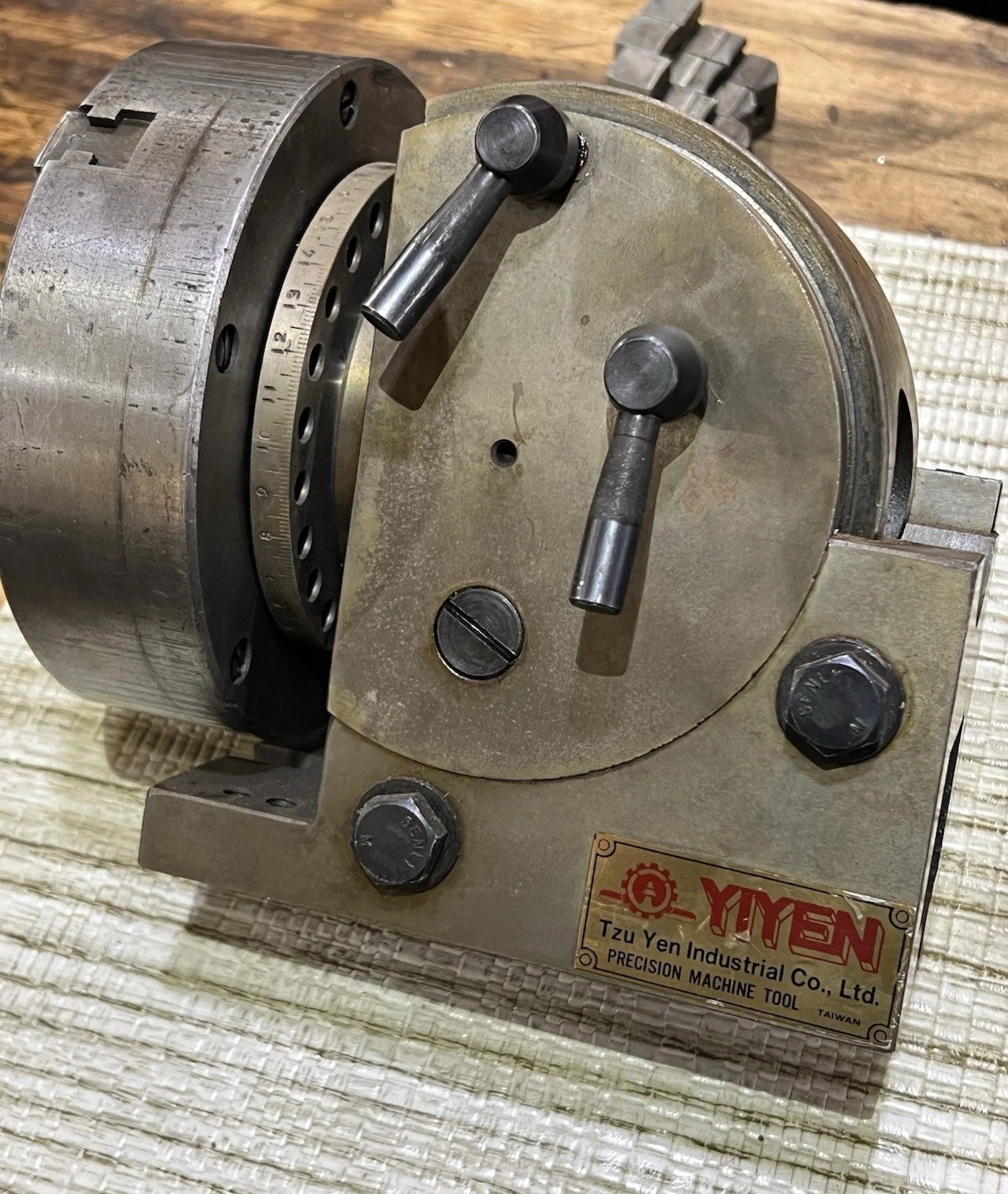 Yiyen Universal Dividing Head w/6” Chuck Nice Shape—Taiwan (loc:wa)