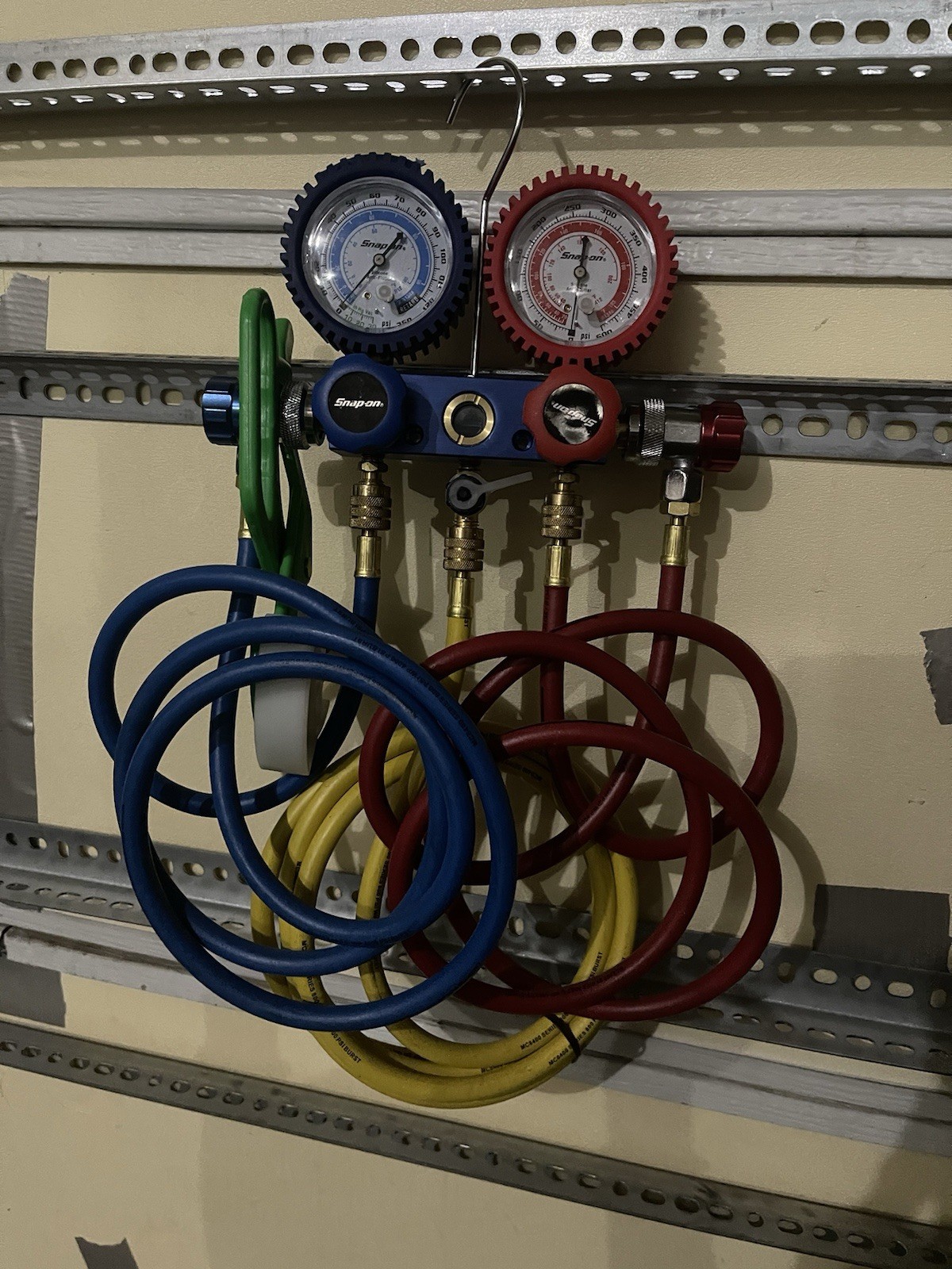 NEW Snap-on 3-Valve Manifold Gauge Set Mechanical Pressure PSI Multicolor Hoses