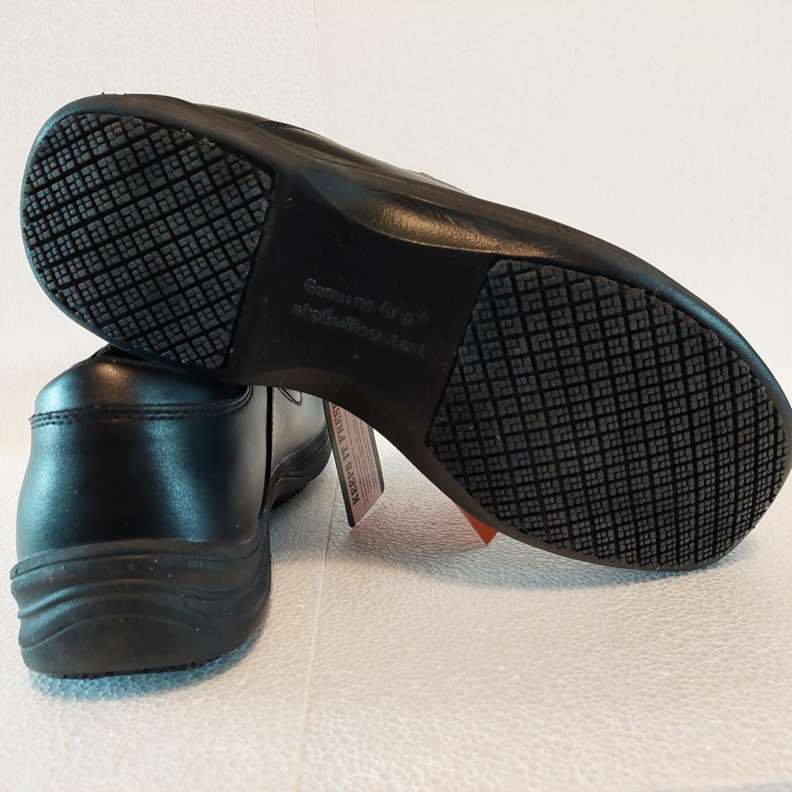 ? Genuine Grip Women 10~Mens 8~ Slip Resistant~Antimicrobial~Dream Work Shoes