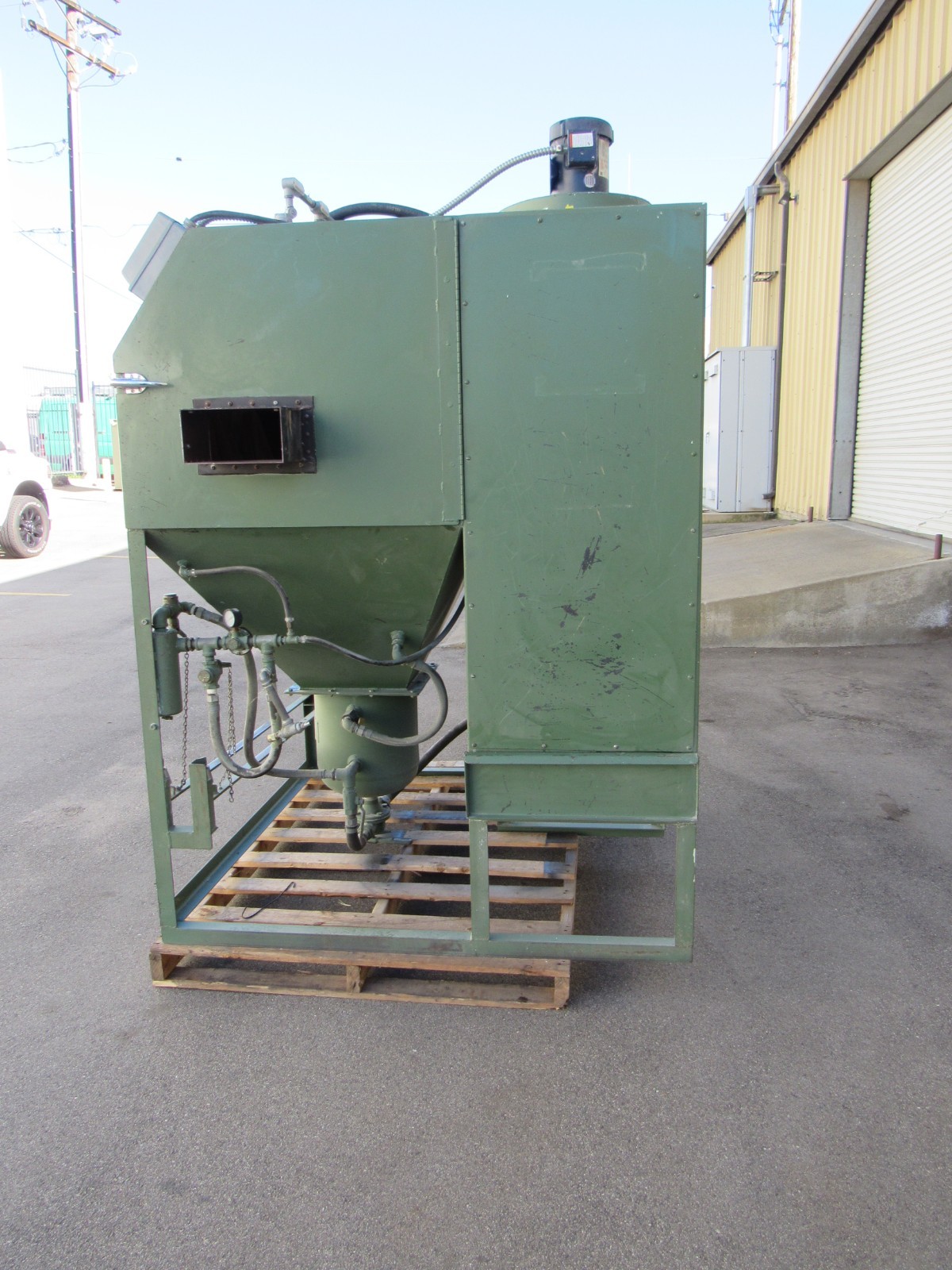 Kelco CH60C 60 x 36 x 30 pressure pot blast cabinet abrasive sand glass bead