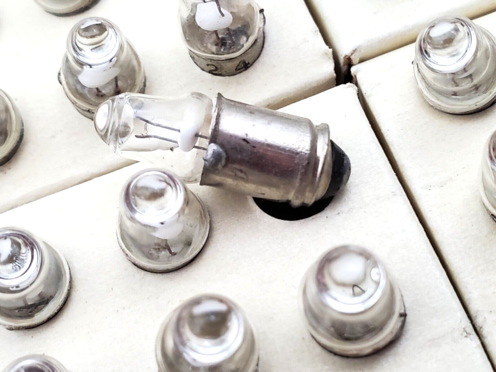 Box of 100 Miniature Lamps 224 2.15 Volt Single Contact Hong Kong